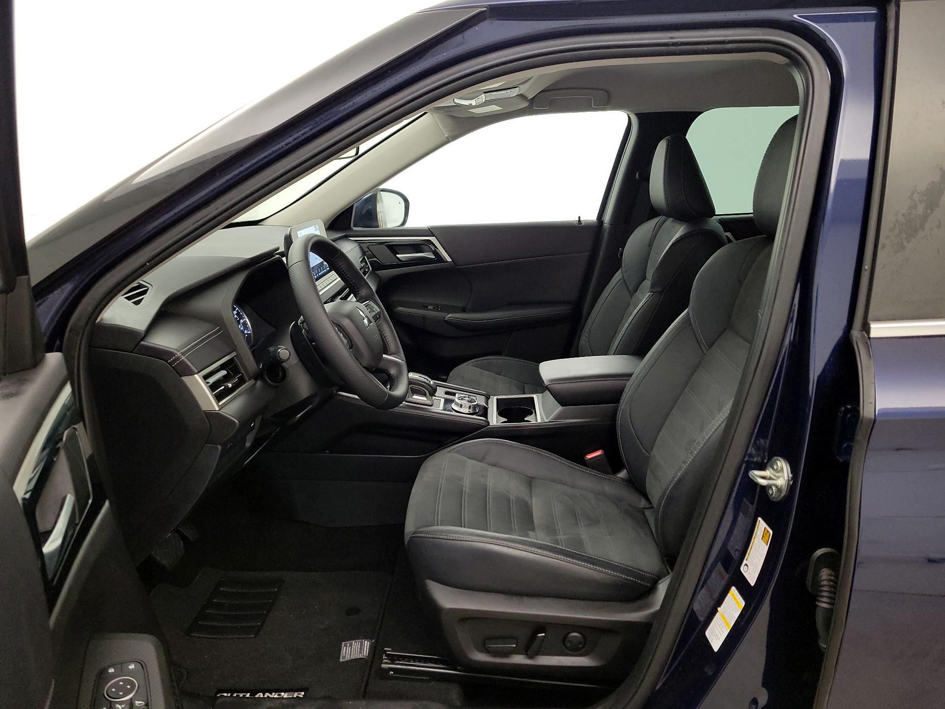 Thumbnail: 2023 Mitsubishi Outlander - 11