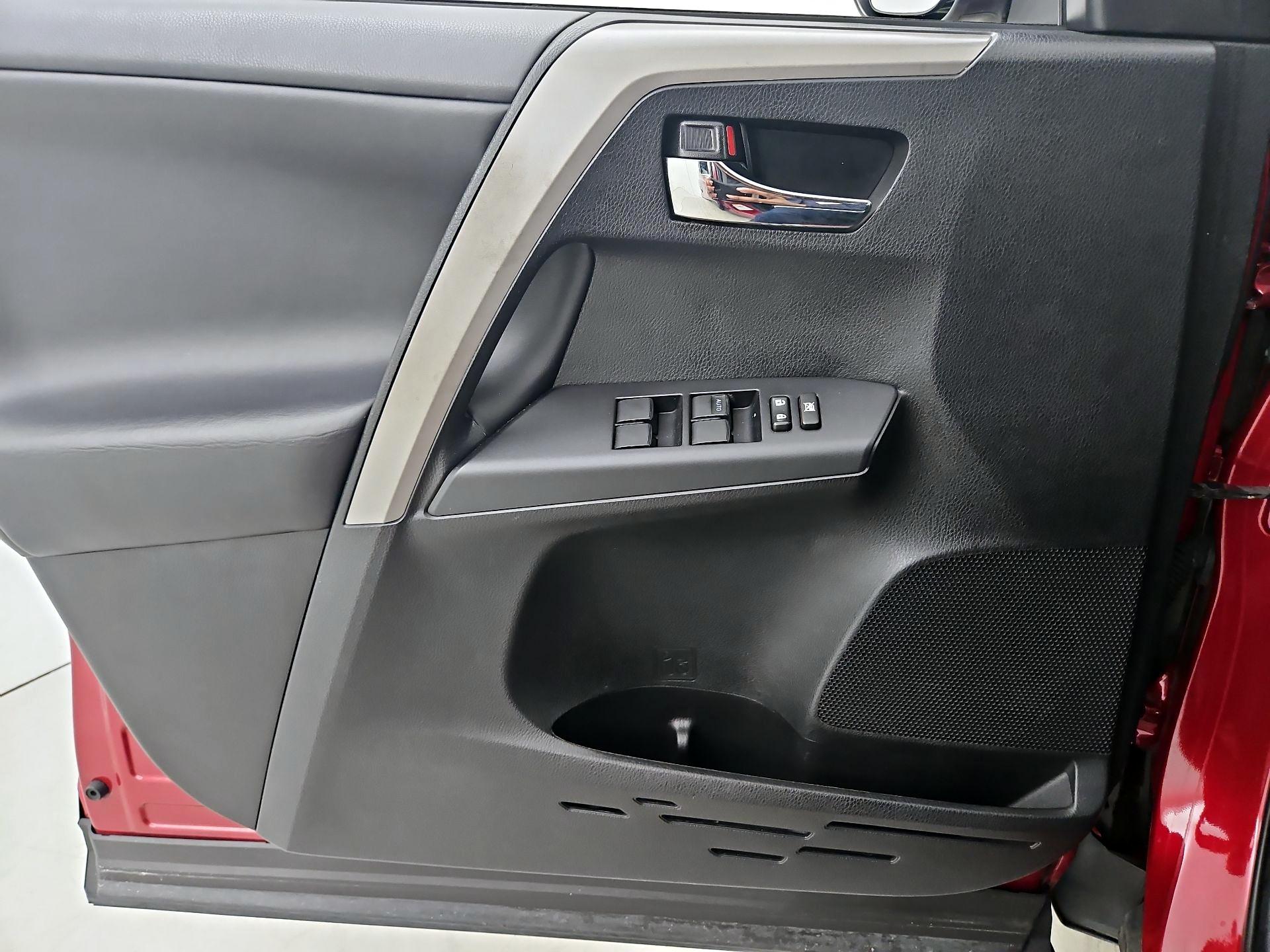 Thumbnail: 2018 Toyota RAV4 - 12