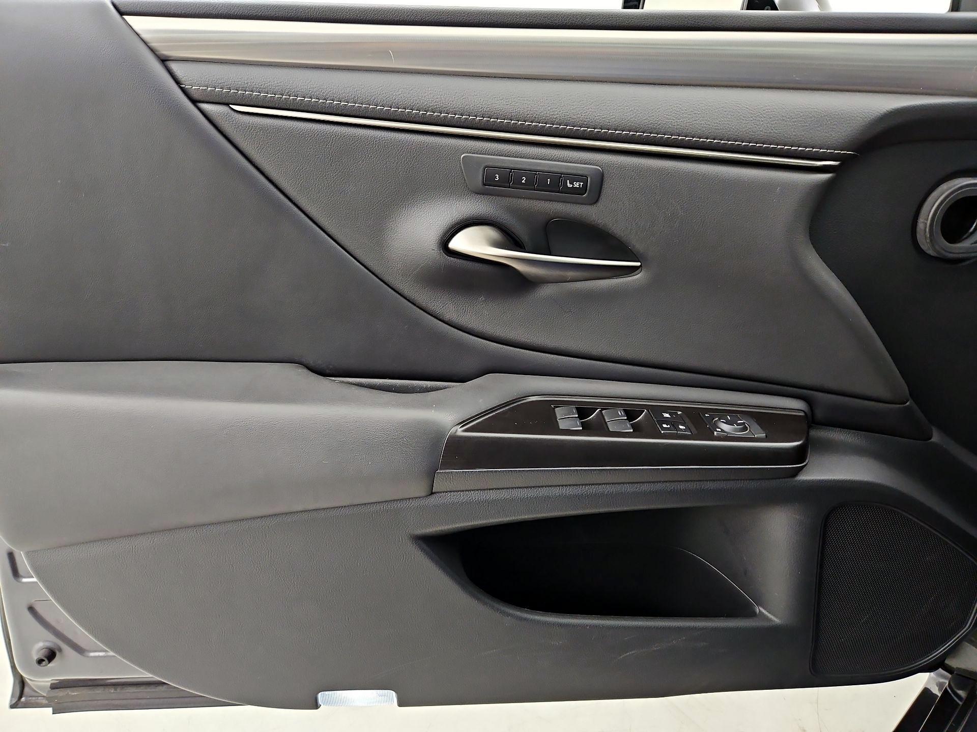 Thumbnail: 2019 Lexus ES - 12