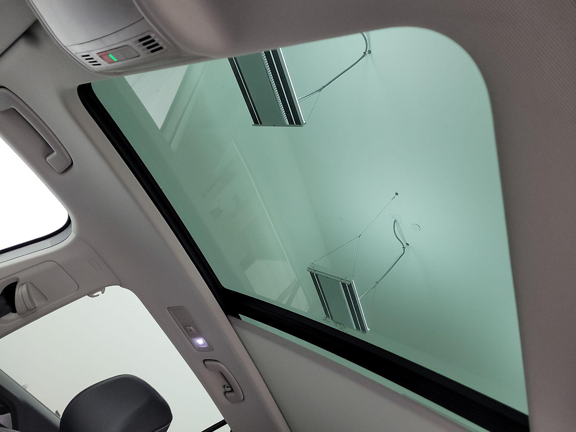 Thumbnail: 2022 Volkswagen Tiguan - 19