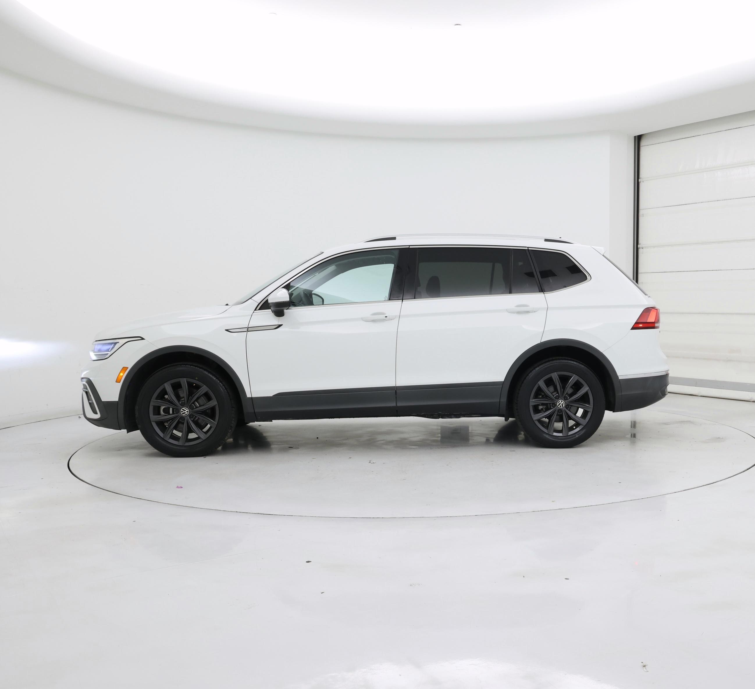 Thumbnail: 2022 Volkswagen Tiguan - 3