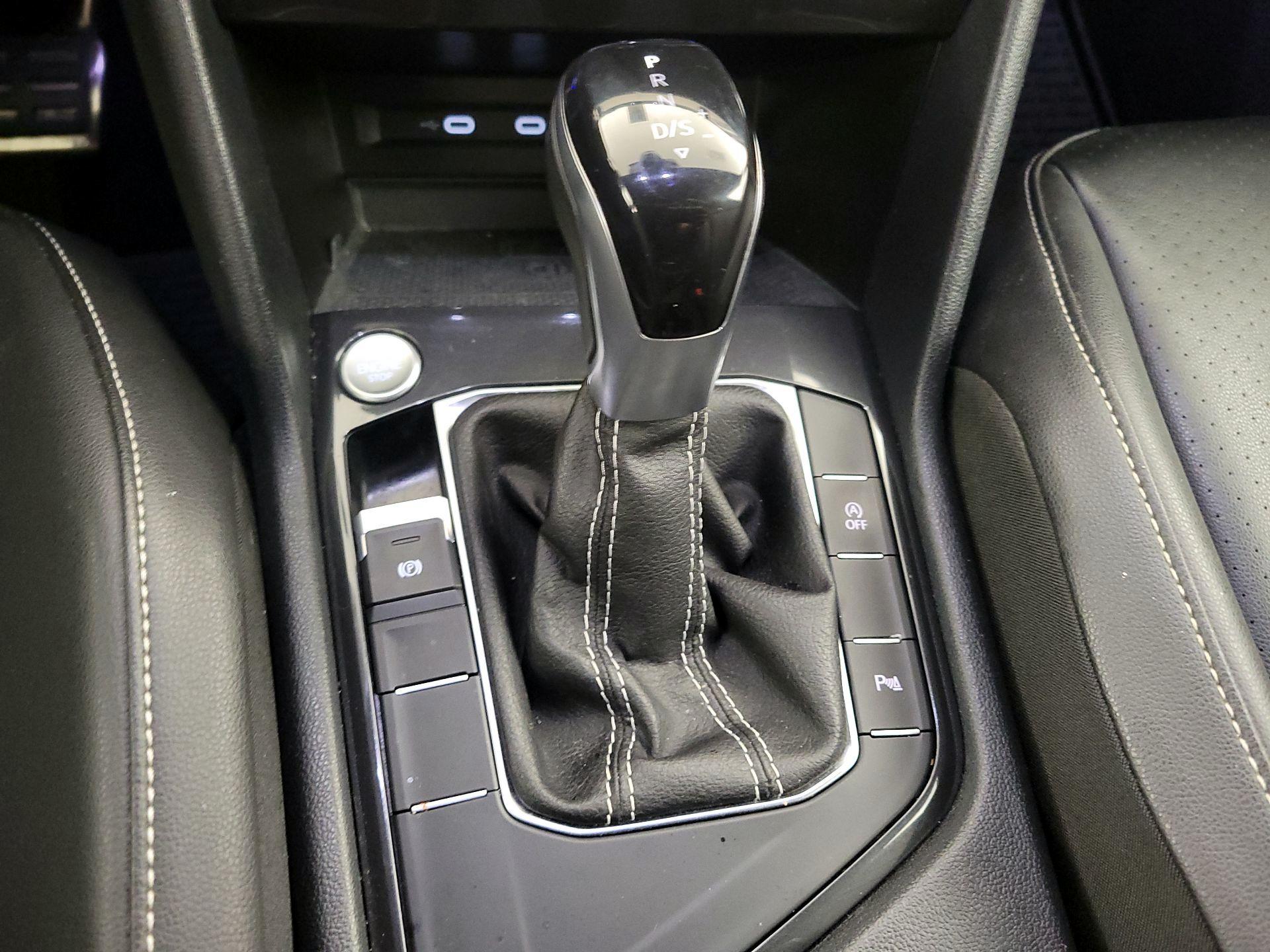 Thumbnail: 2022 Volkswagen Tiguan - 17