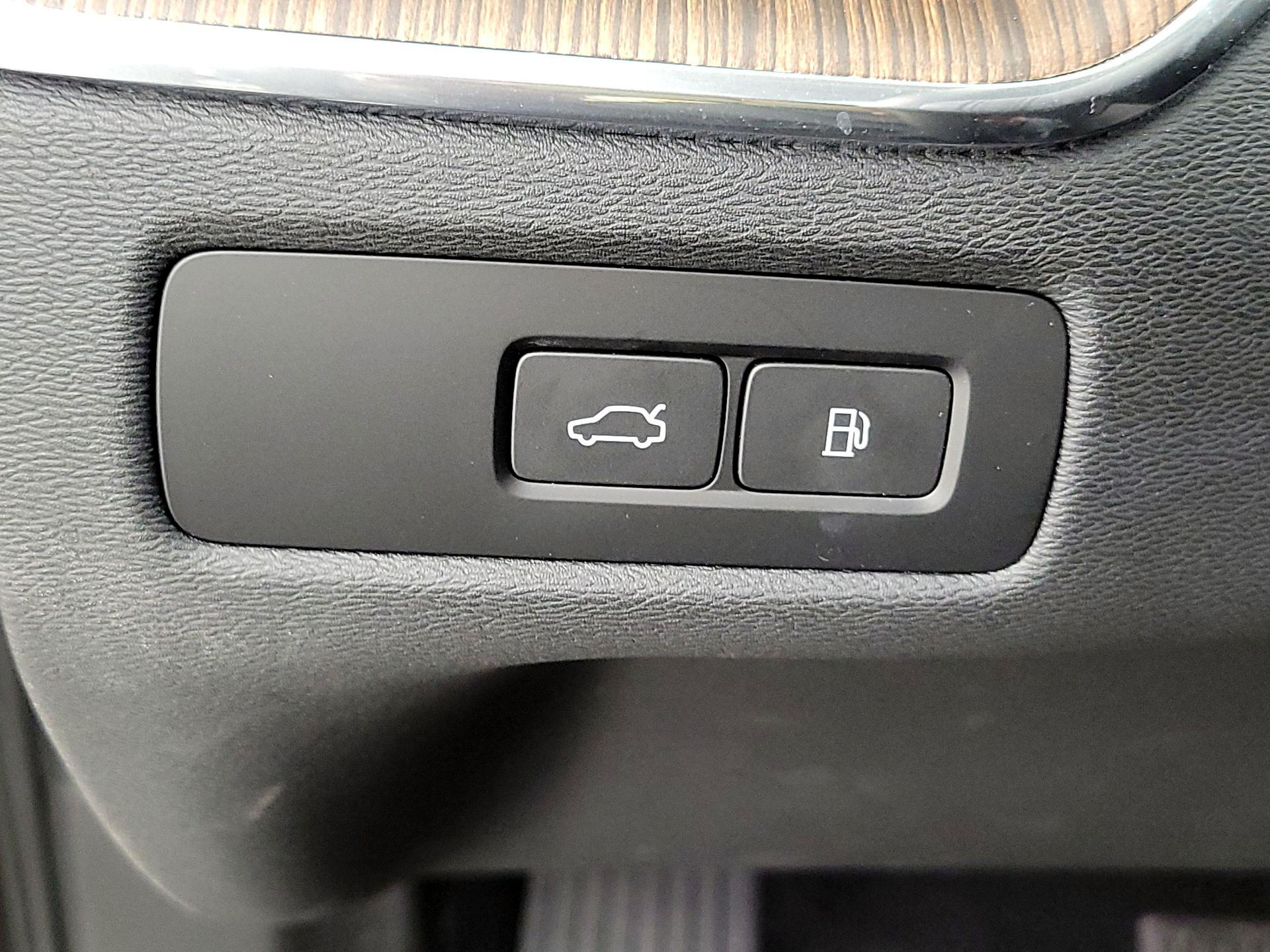 Thumbnail: 2023 Volvo XC60 - 13