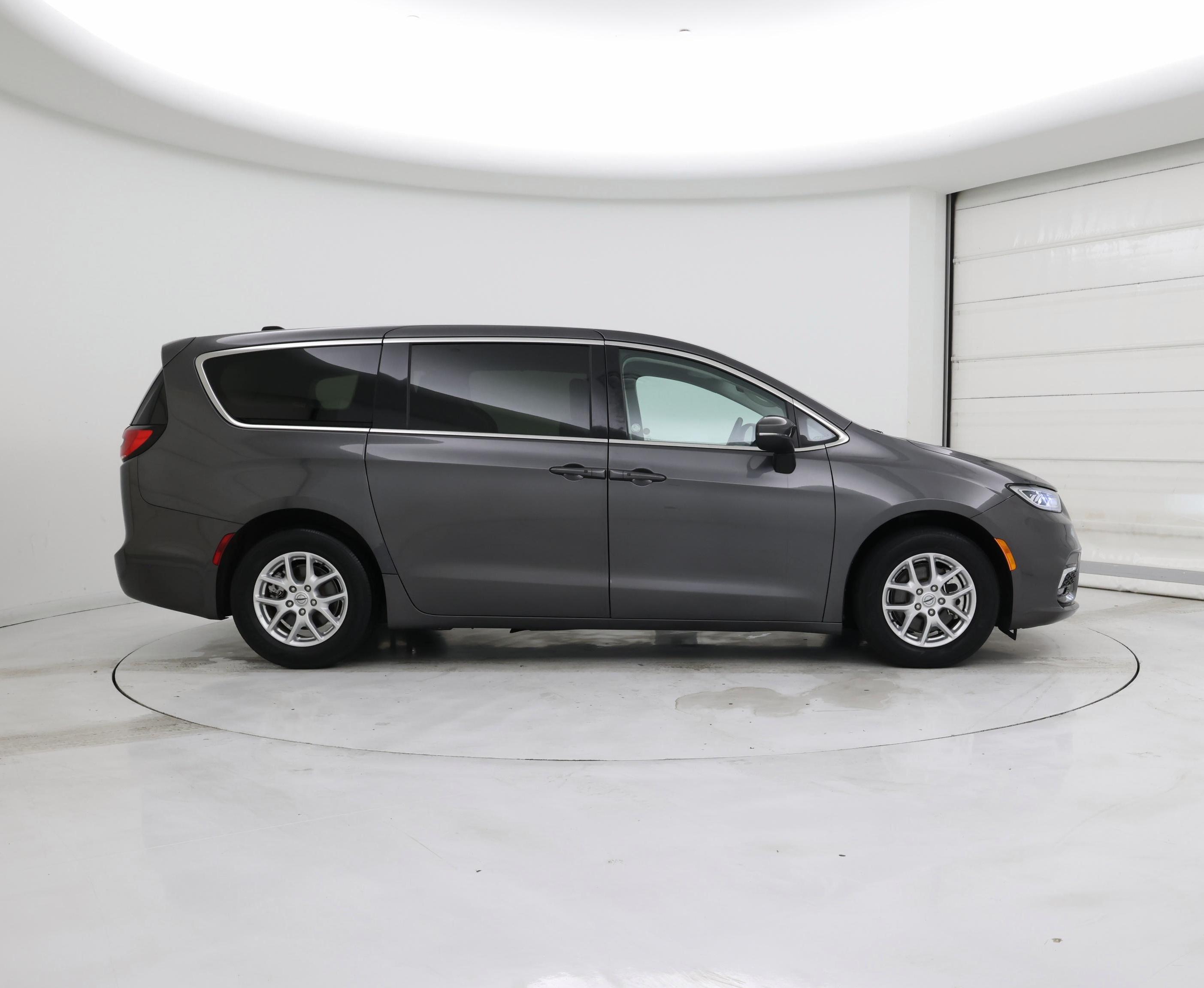 Thumbnail: 2023 Chrysler Pacifica - 7