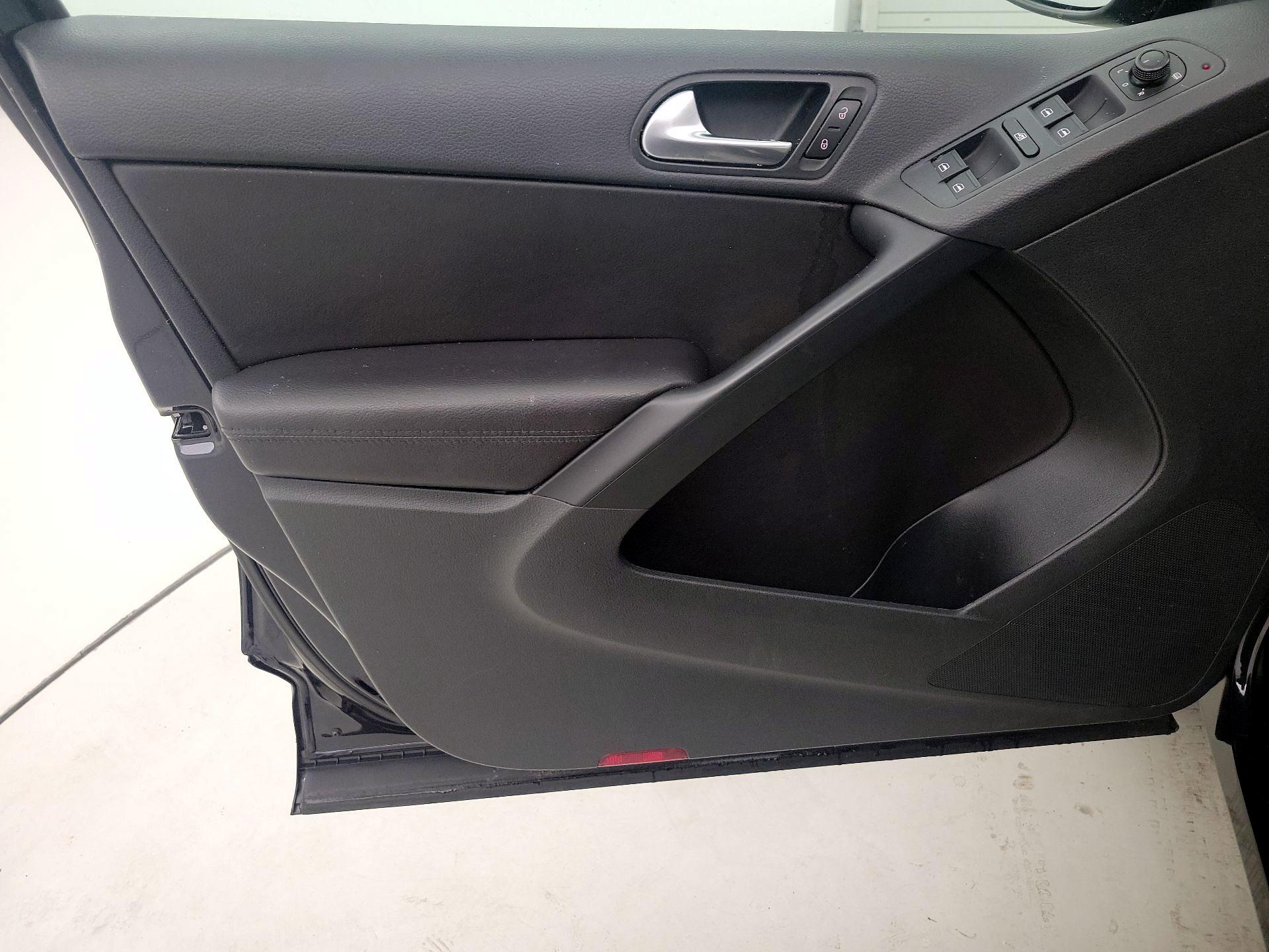 Thumbnail: 2017 Volkswagen Tiguan - 12