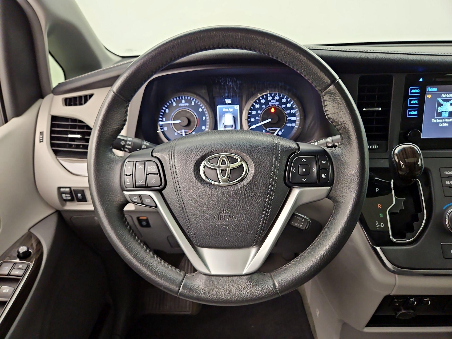 Thumbnail: 2017 Toyota Sienna - 10