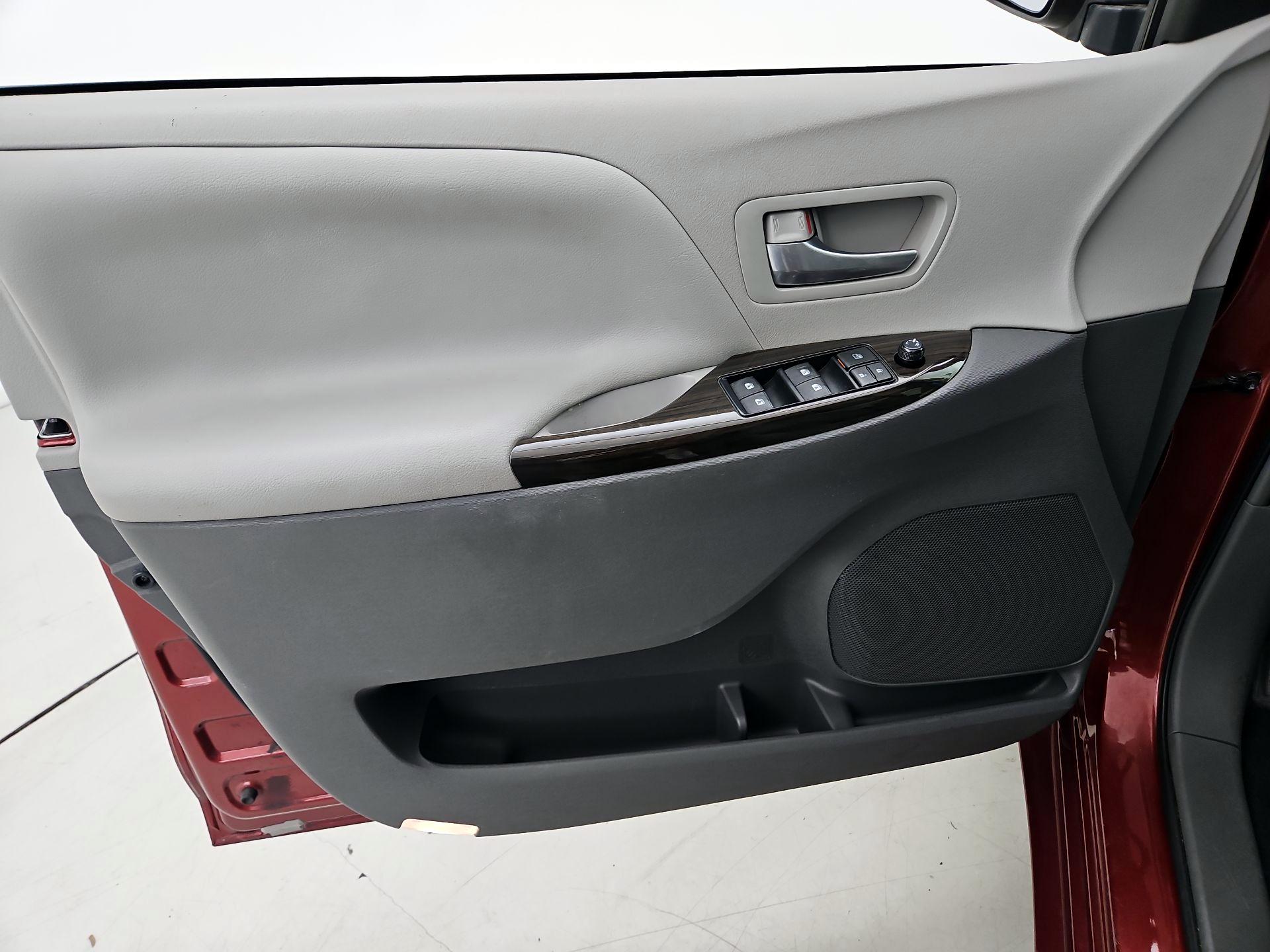 Thumbnail: 2017 Toyota Sienna - 12