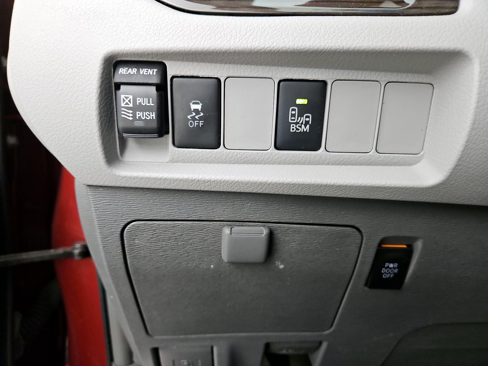 Thumbnail: 2017 Toyota Sienna - 13