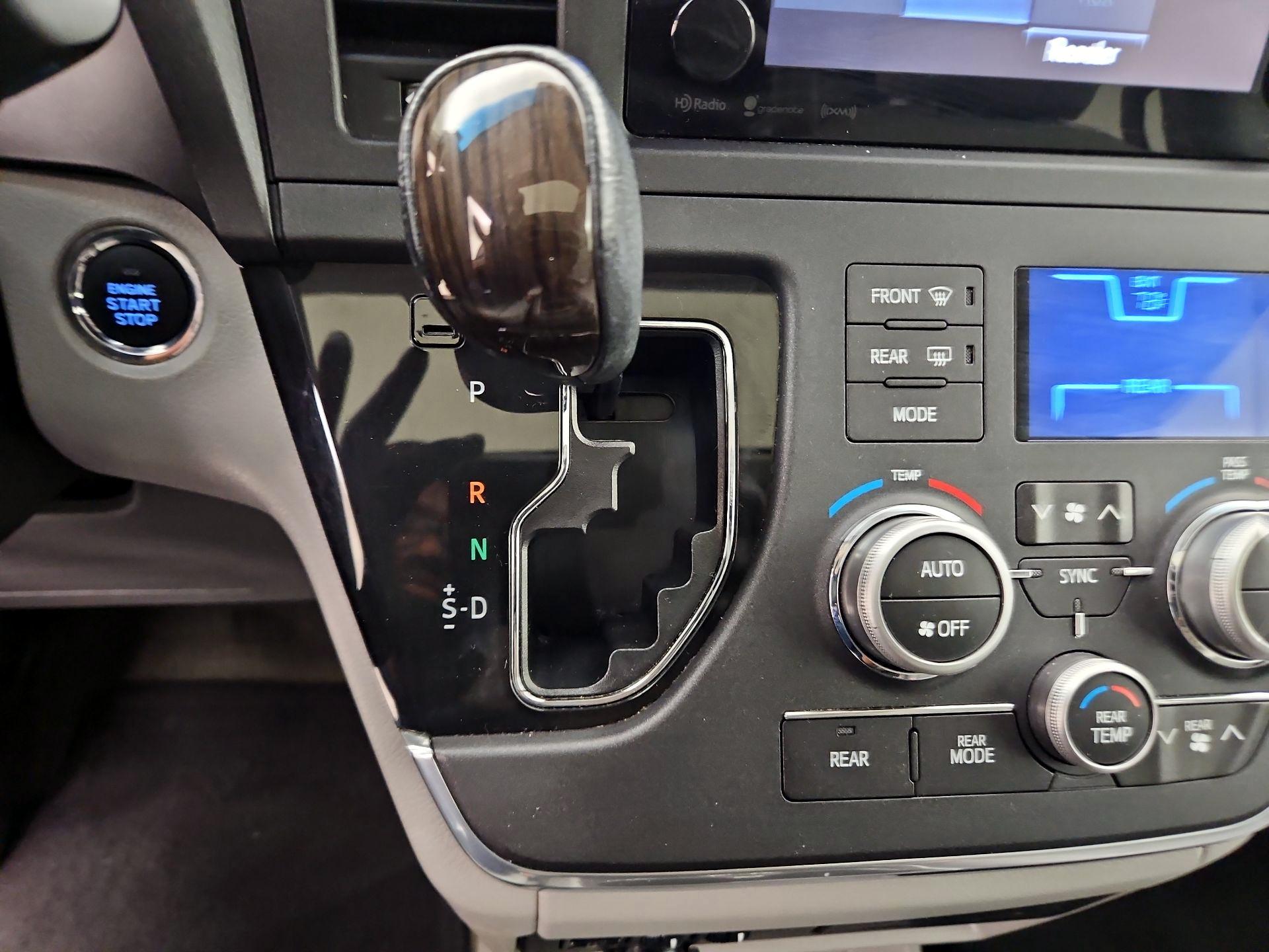 Thumbnail: 2017 Toyota Sienna - 17