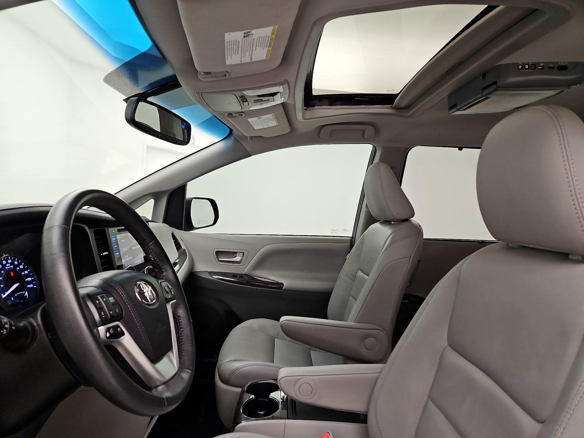 Thumbnail: 2017 Toyota Sienna - 18