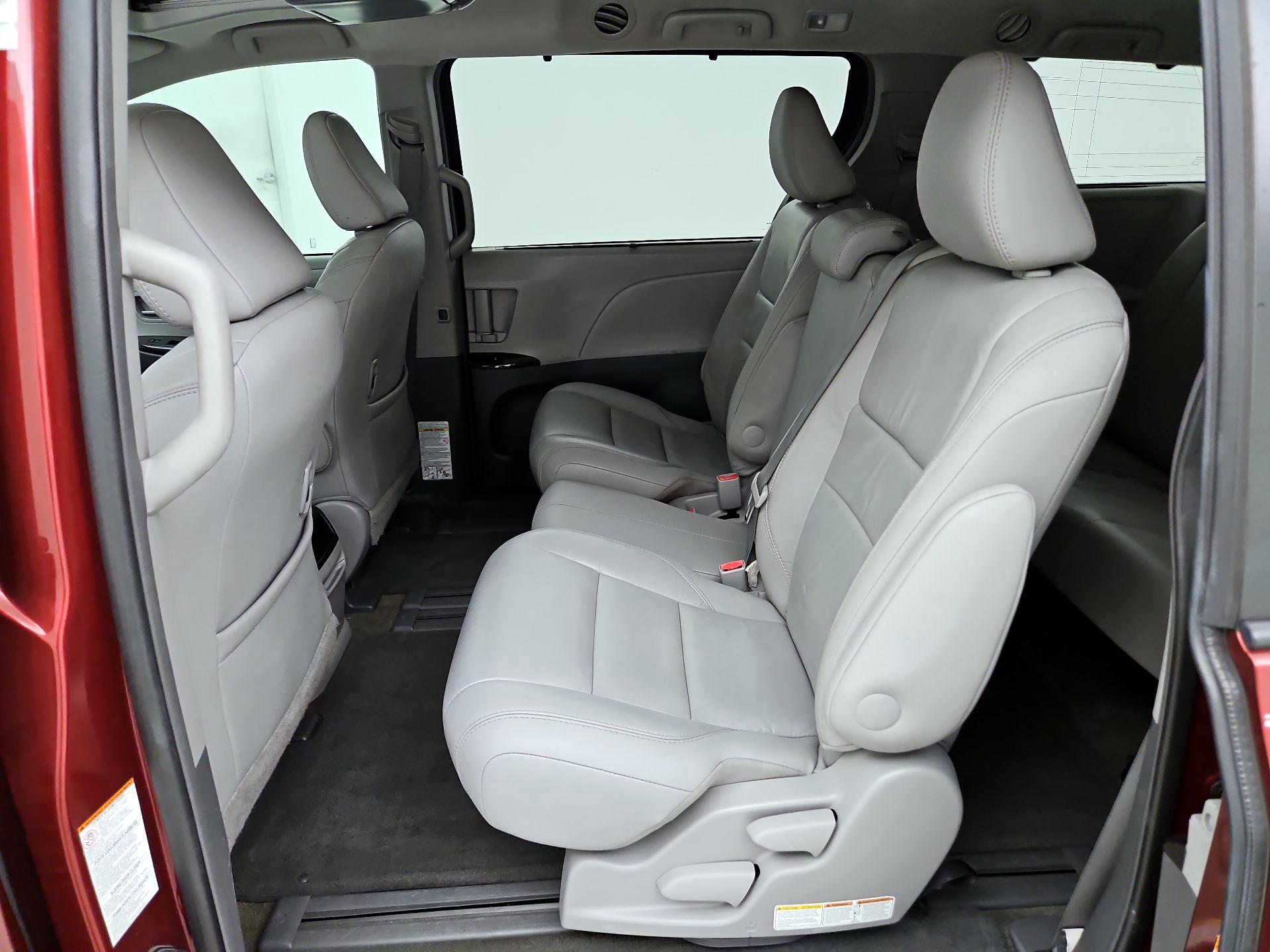 Thumbnail: 2017 Toyota Sienna - 19