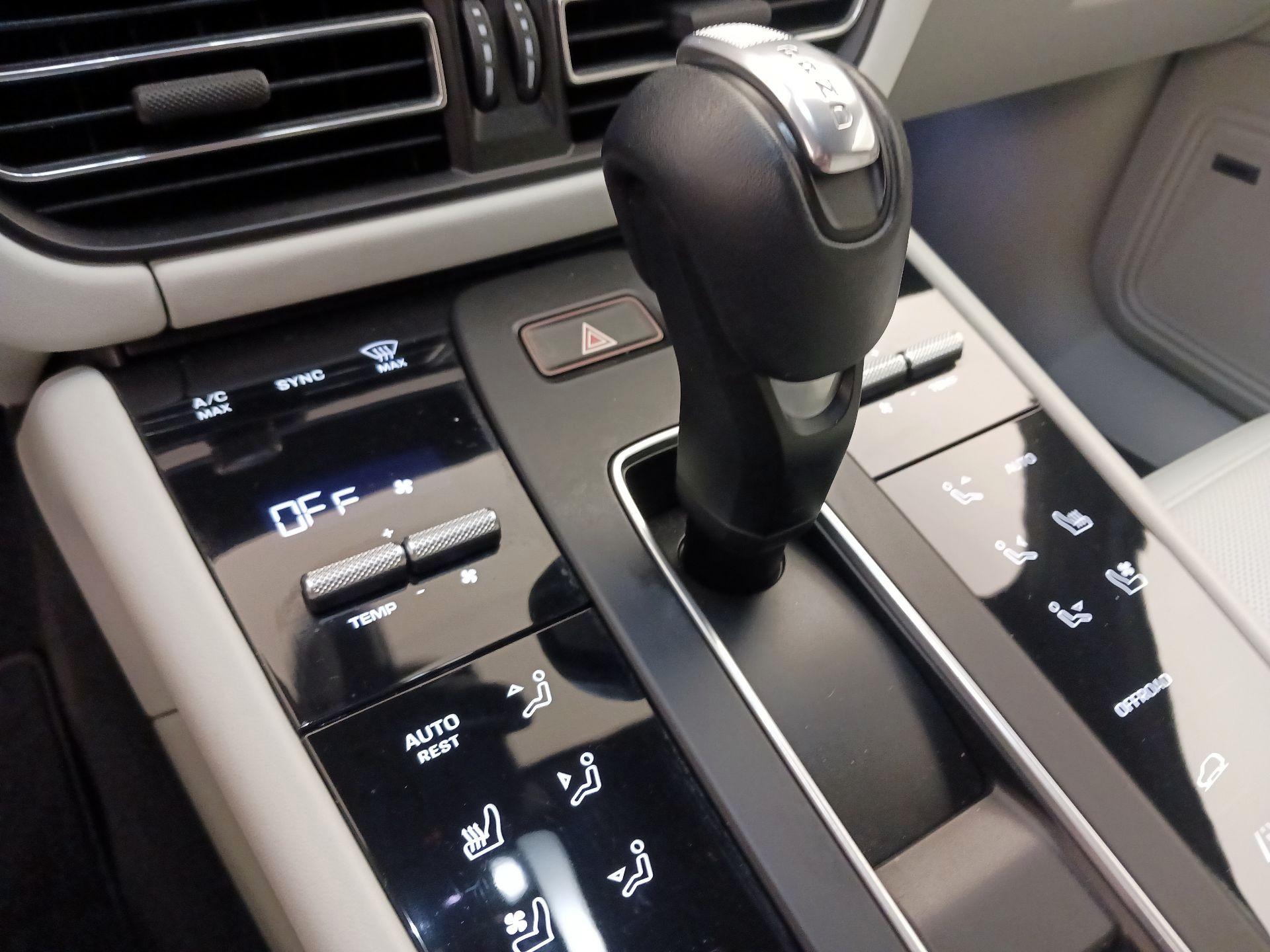 Thumbnail: 2022 Porsche Macan - 17