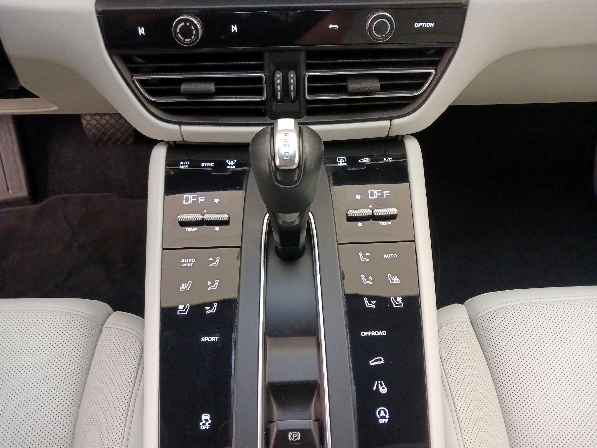 Thumbnail: 2022 Porsche Macan - 18