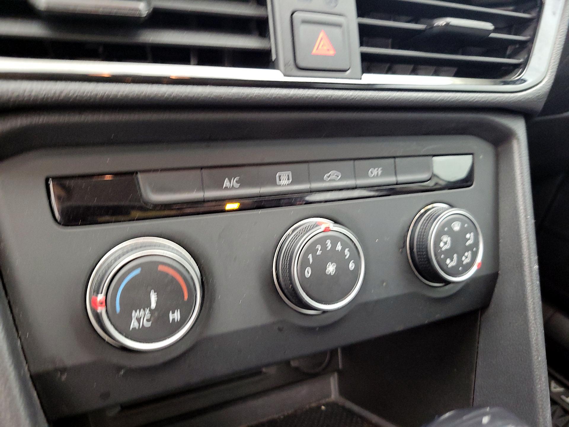 Thumbnail: 2022 Volkswagen Taos - 16