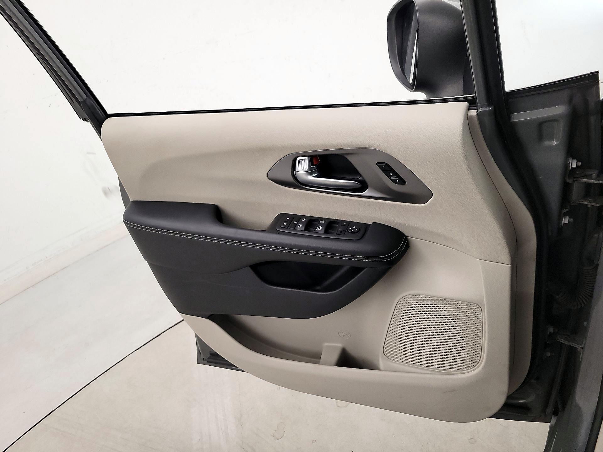 Thumbnail: 2023 Chrysler Pacifica - 12