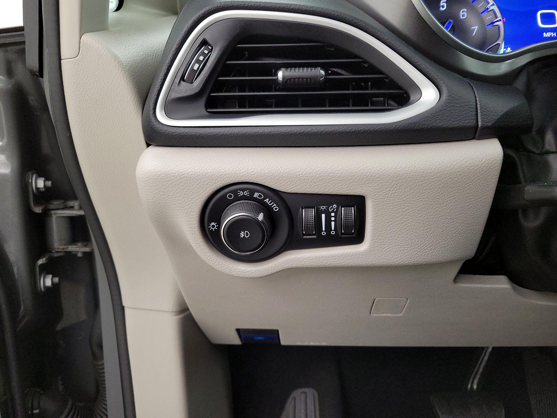 Thumbnail: 2023 Chrysler Pacifica - 13