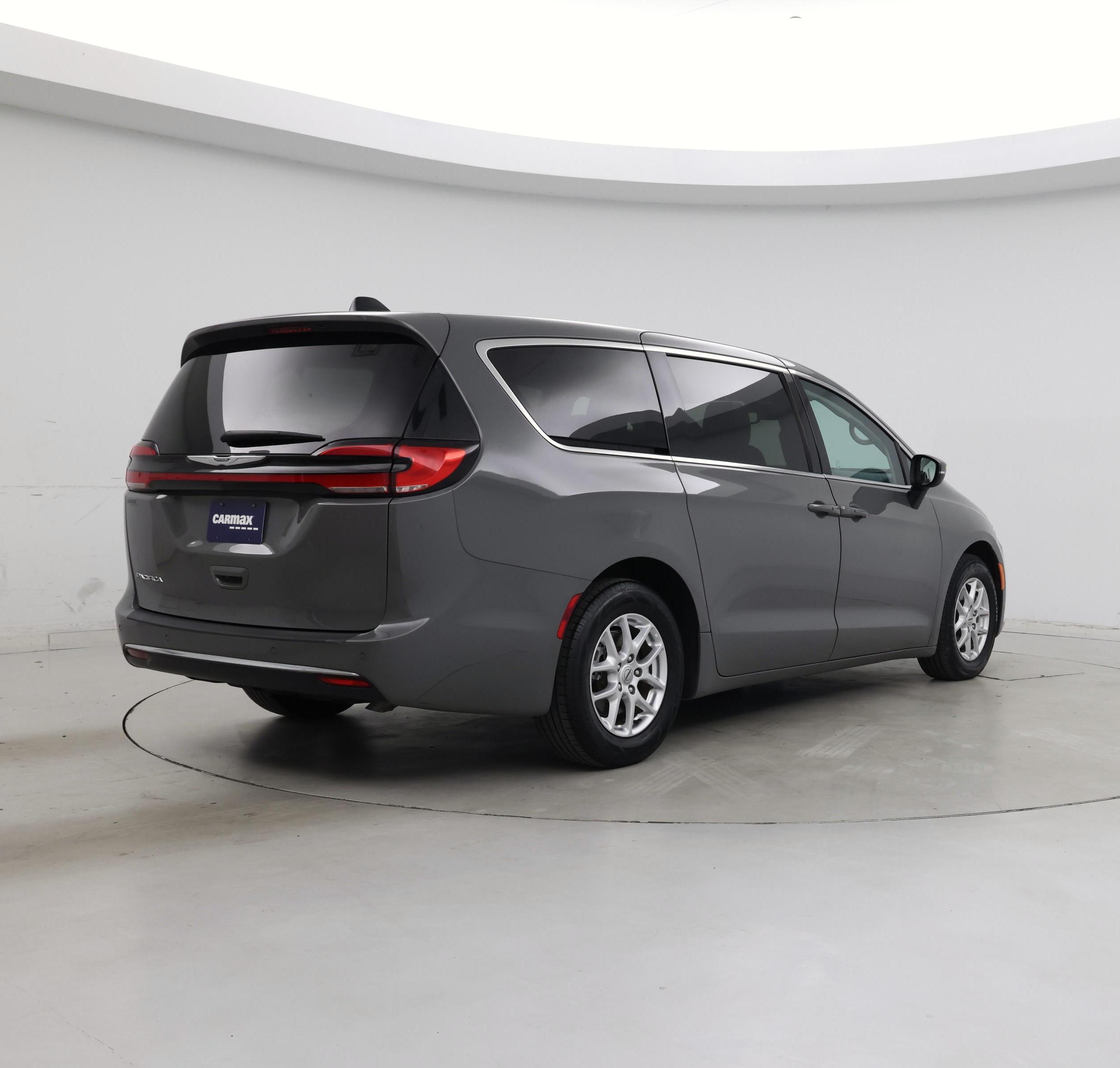 Thumbnail: 2023 Chrysler Pacifica - 8