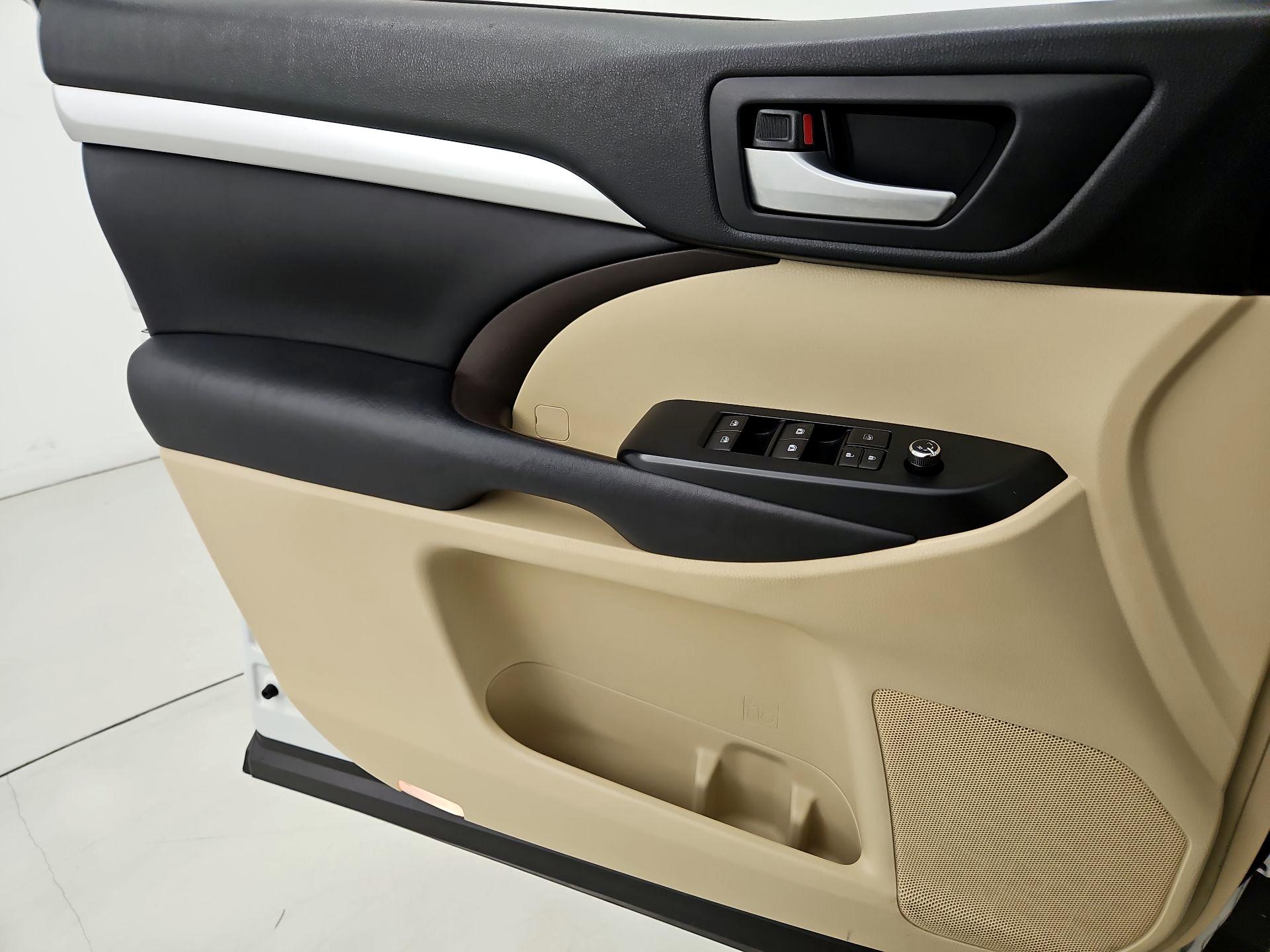 Thumbnail: 2017 Toyota Highlander - 12