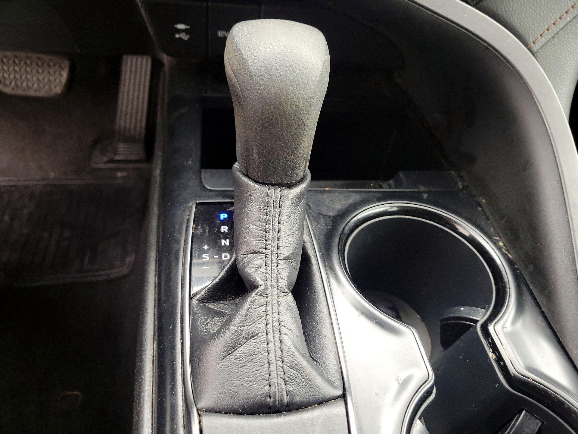 Thumbnail: 2019 Toyota Camry - 17