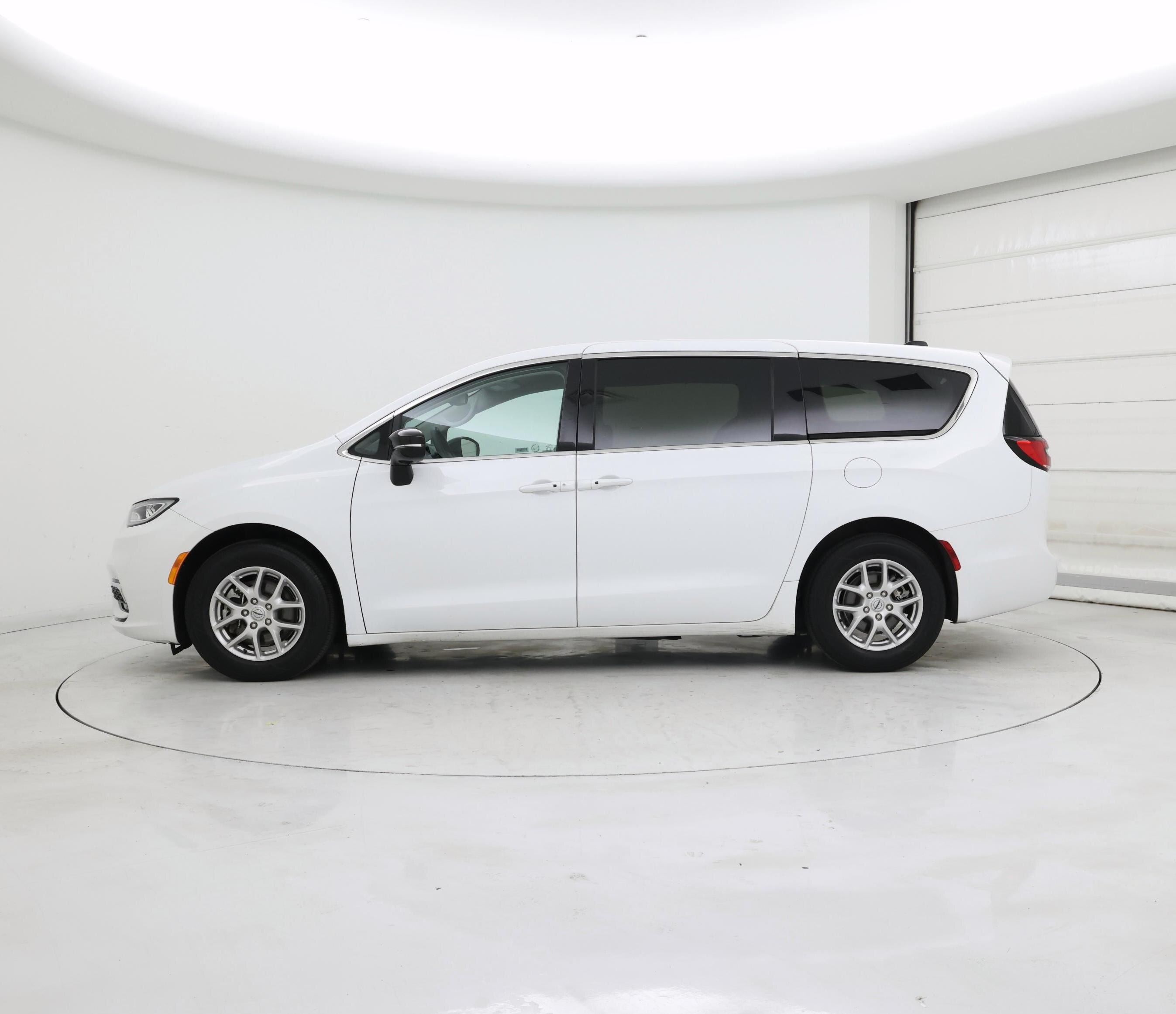 Thumbnail: 2024 Chrysler Pacifica - 3