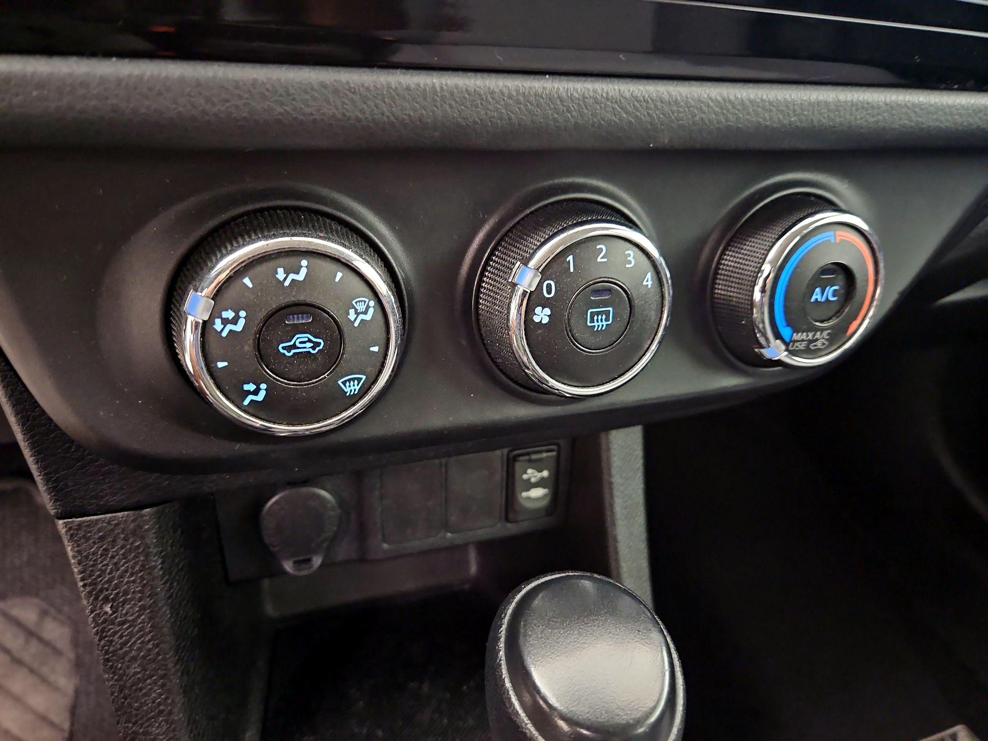 Thumbnail: 2015 Toyota Corolla - 15