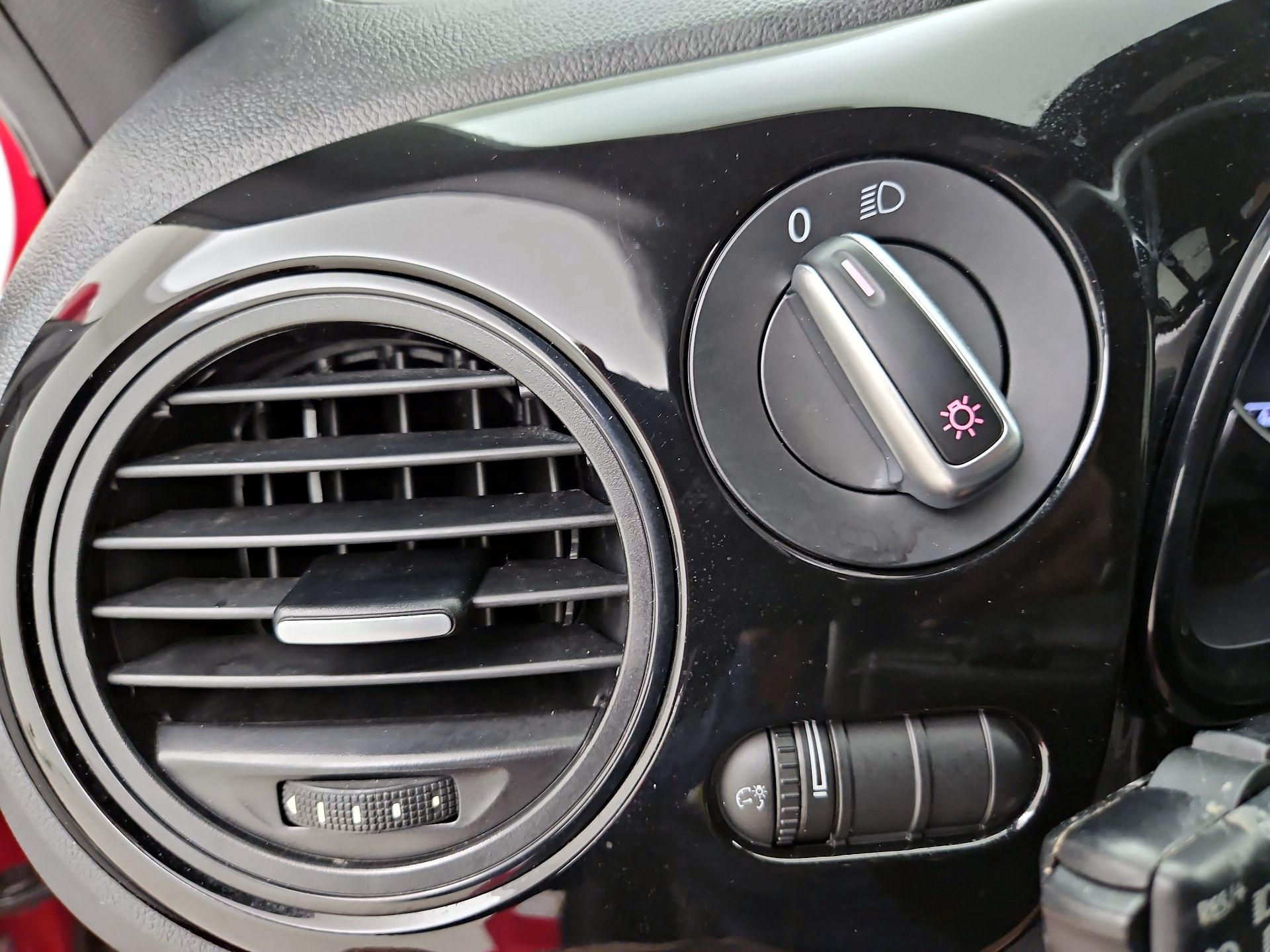 Thumbnail: 2019 Volkswagen Beetle - 13