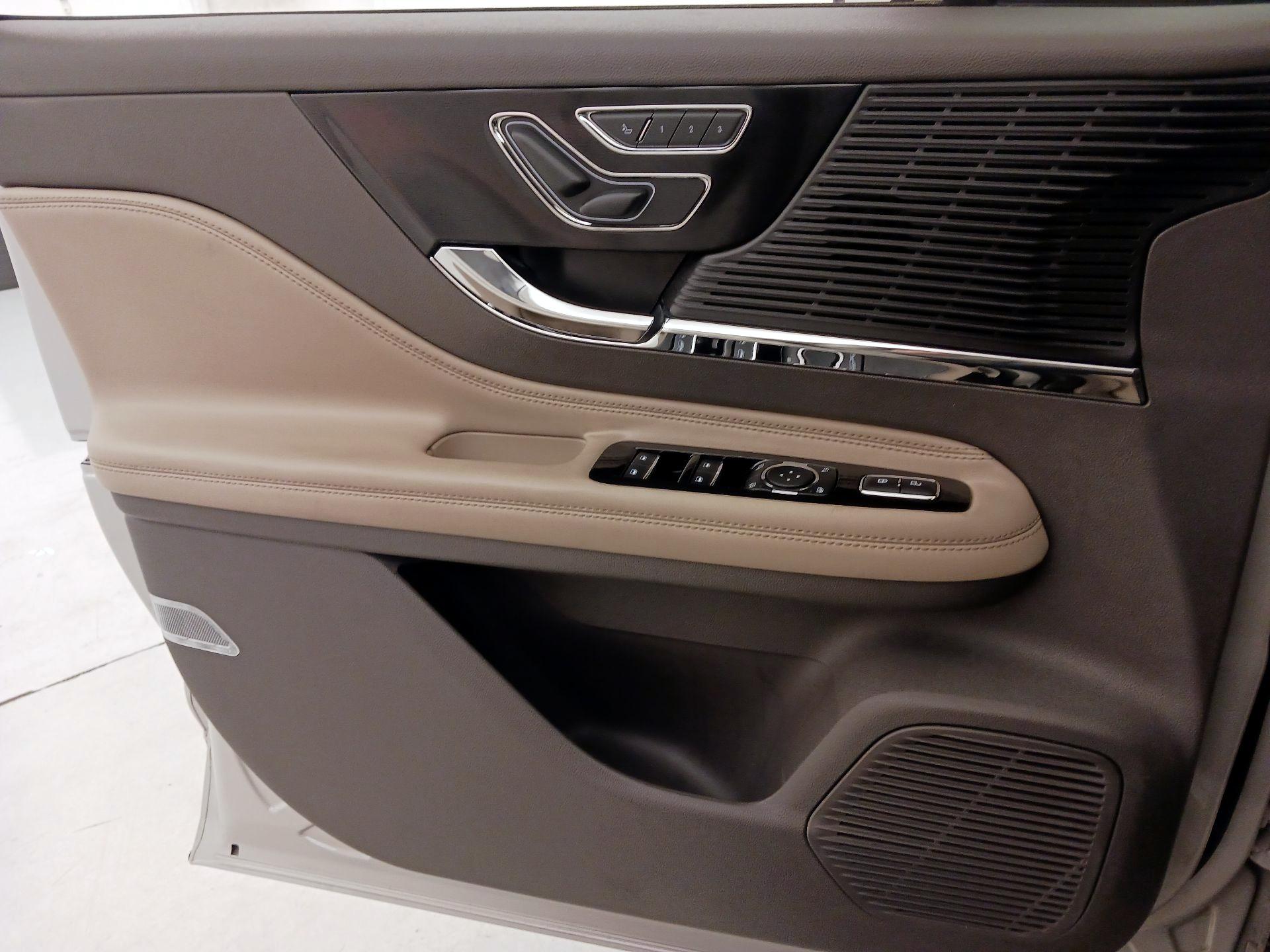 Thumbnail: 2022 Lincoln Corsair - 12