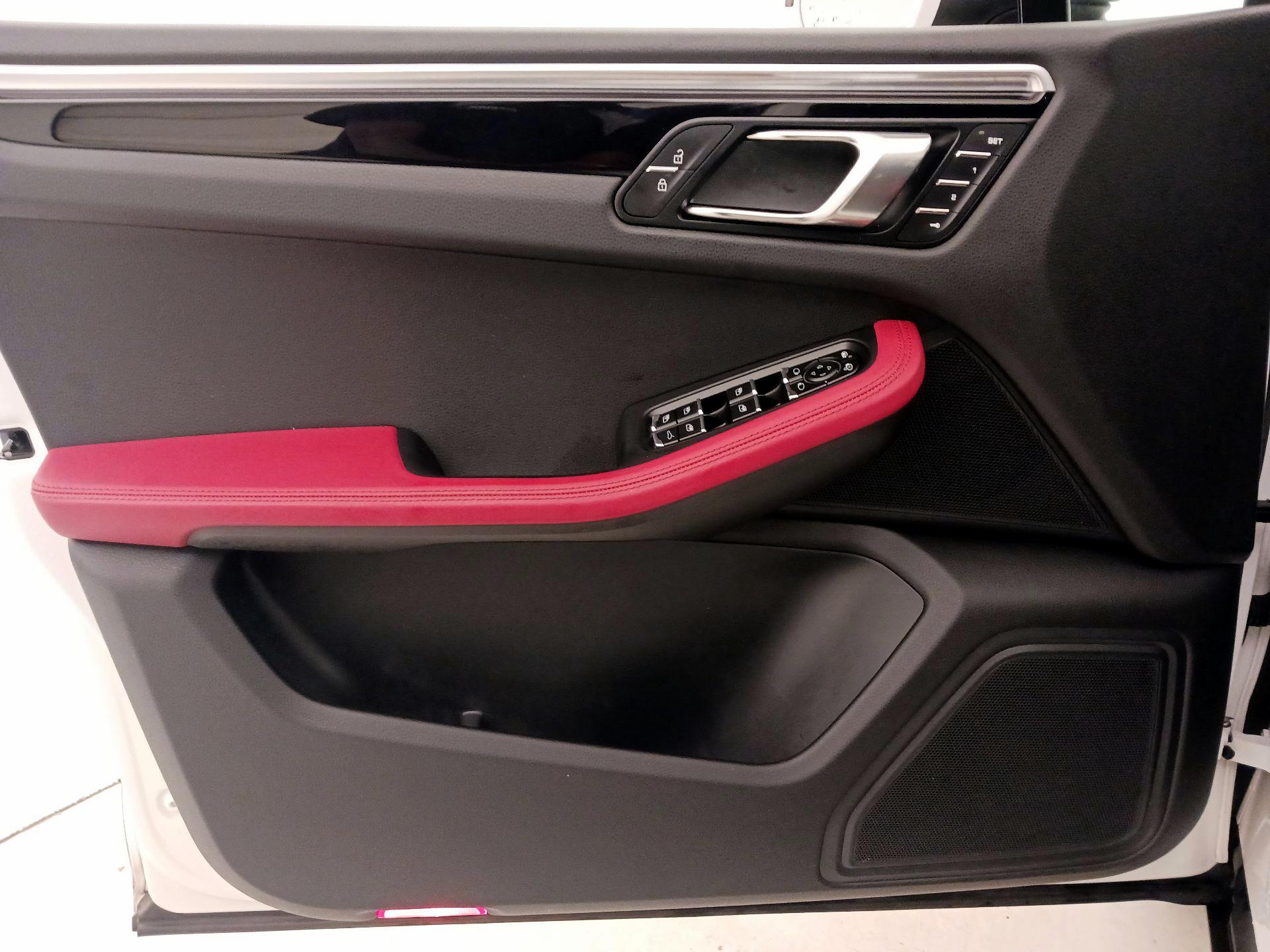 Thumbnail: 2020 Porsche Macan - 12