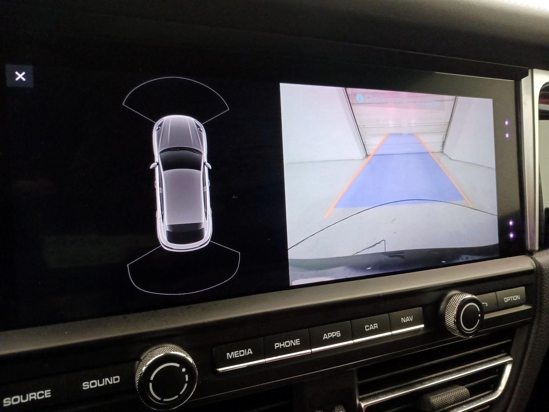 Thumbnail: 2020 Porsche Macan - 15