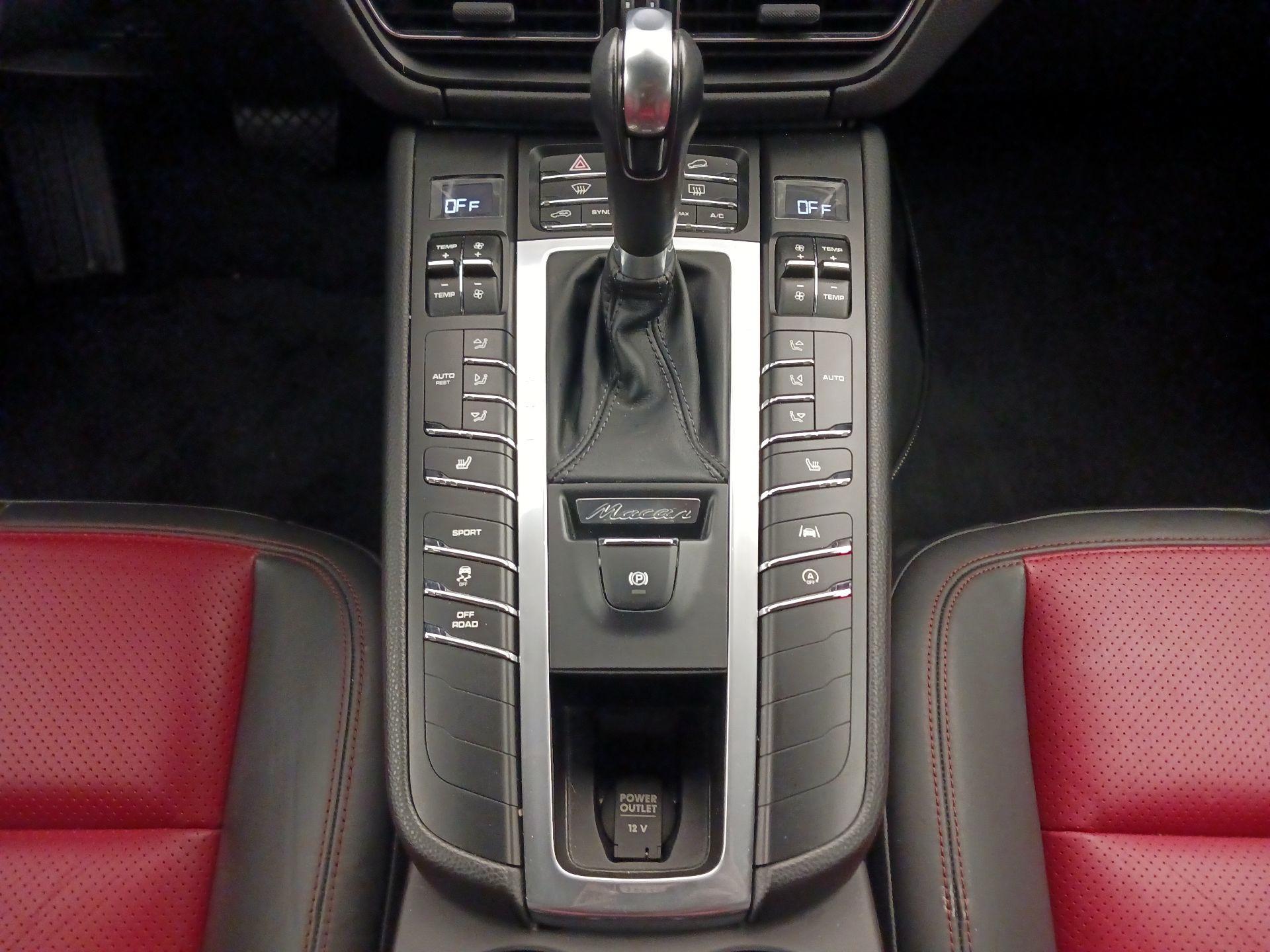 Thumbnail: 2020 Porsche Macan - 18