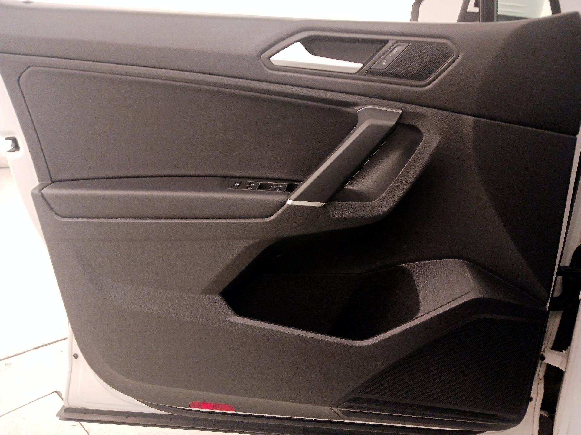 Thumbnail: 2020 Volkswagen Tiguan - 12