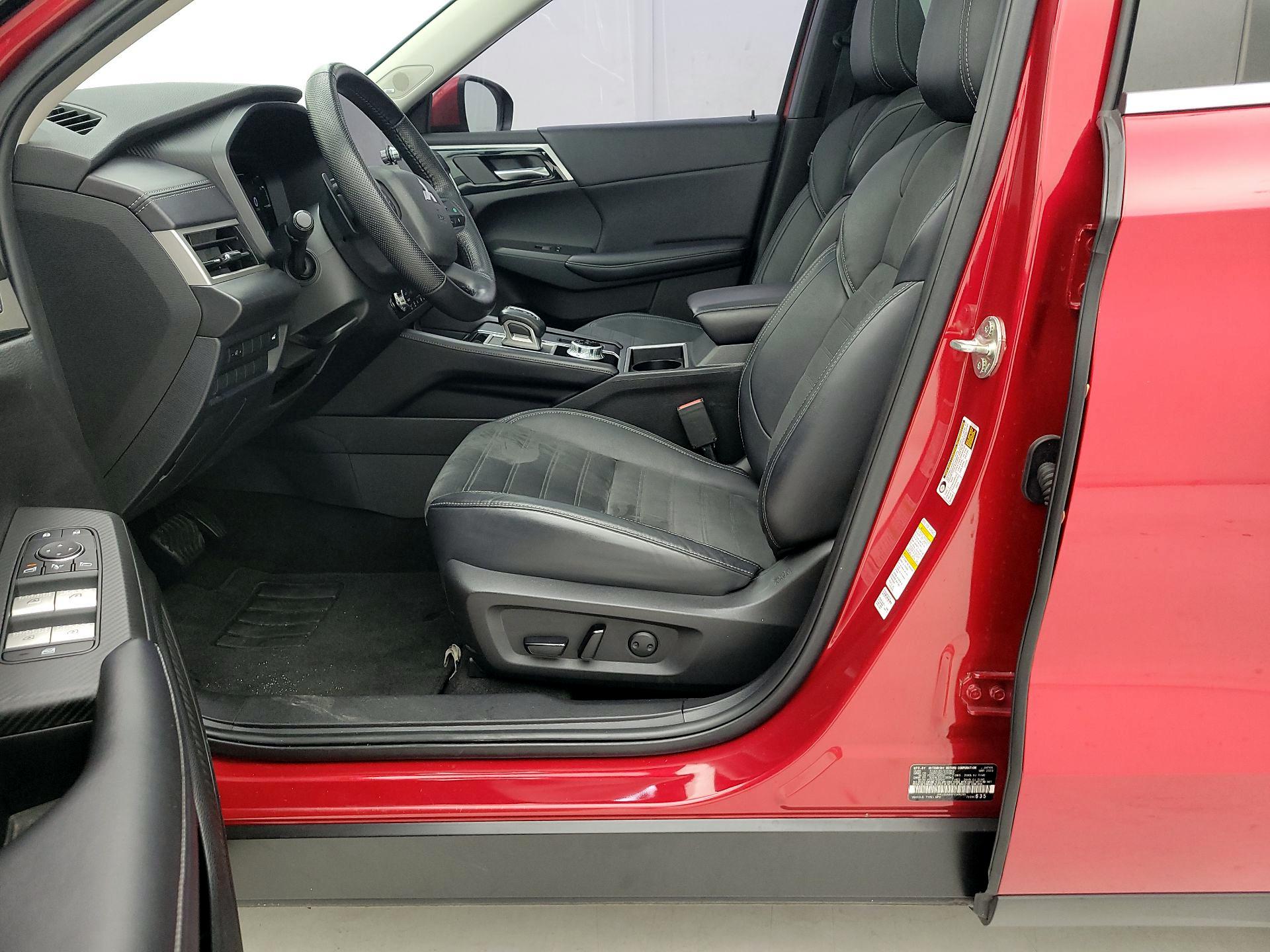 Thumbnail: 2023 Mitsubishi Outlander - 11