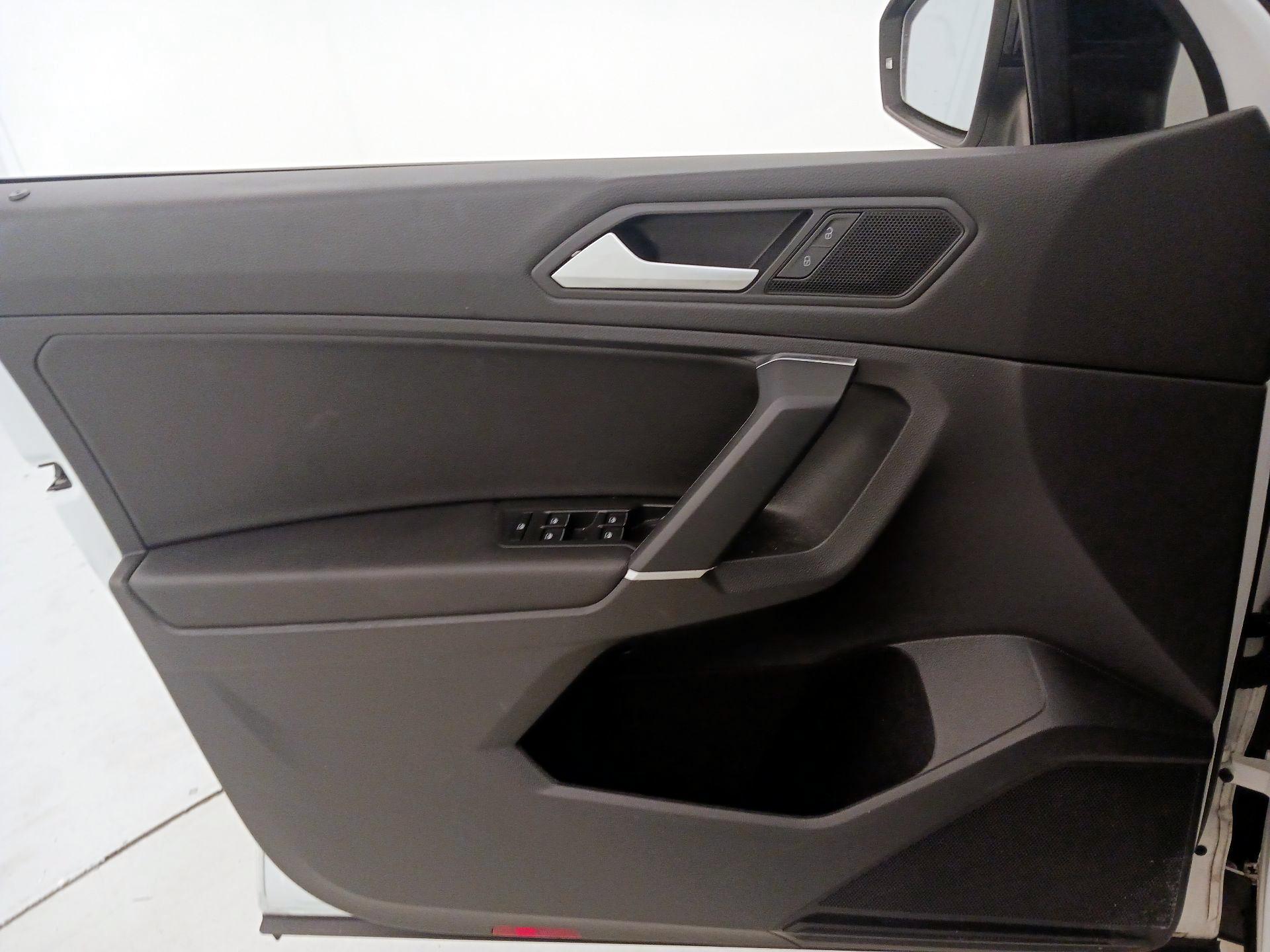 Thumbnail: 2020 Volkswagen Tiguan - 12