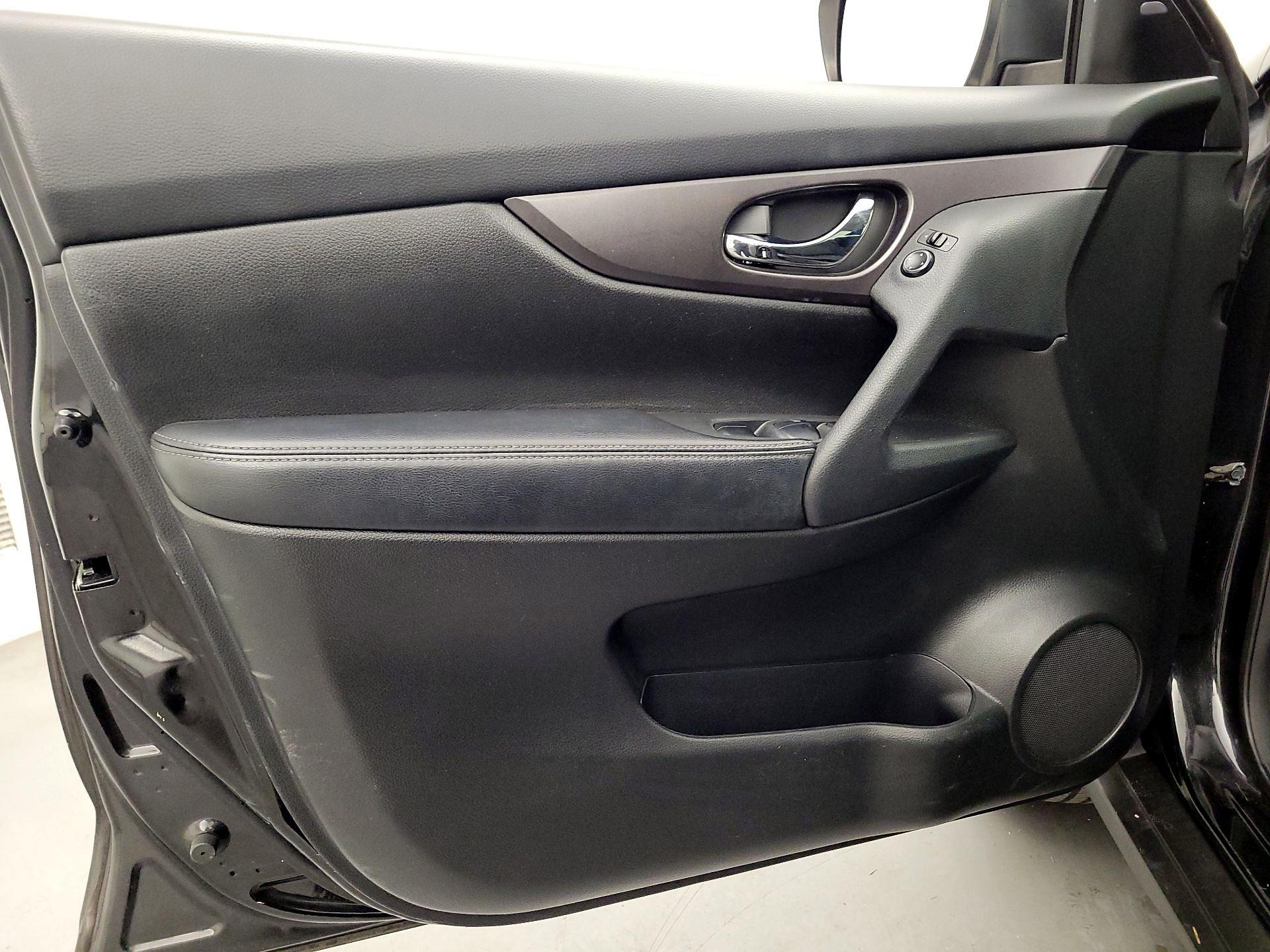 Thumbnail: 2016 Nissan Rogue - 12