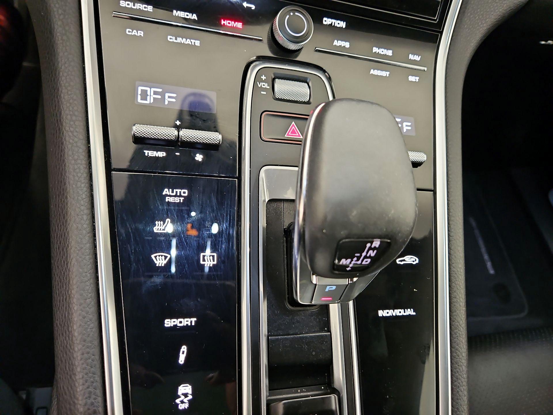 Thumbnail: 2021 Porsche Panamera - 17