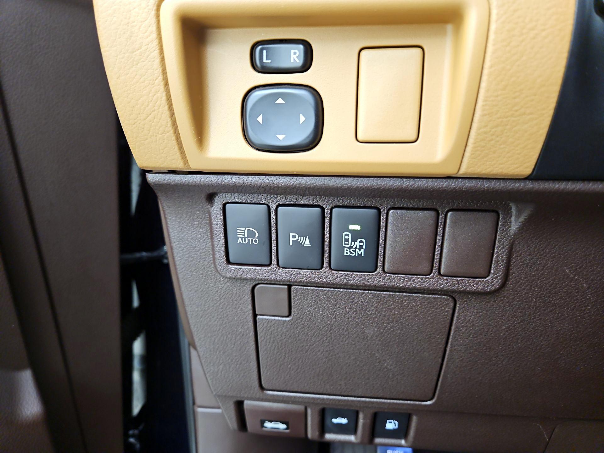 Thumbnail: 2017 Lexus ES - 13