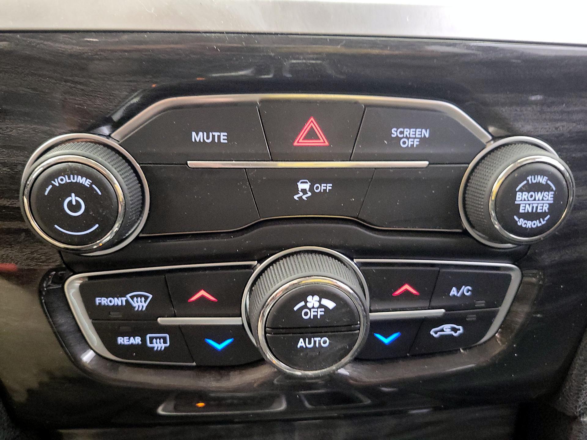 Thumbnail: 2020 Chrysler 300 - 17