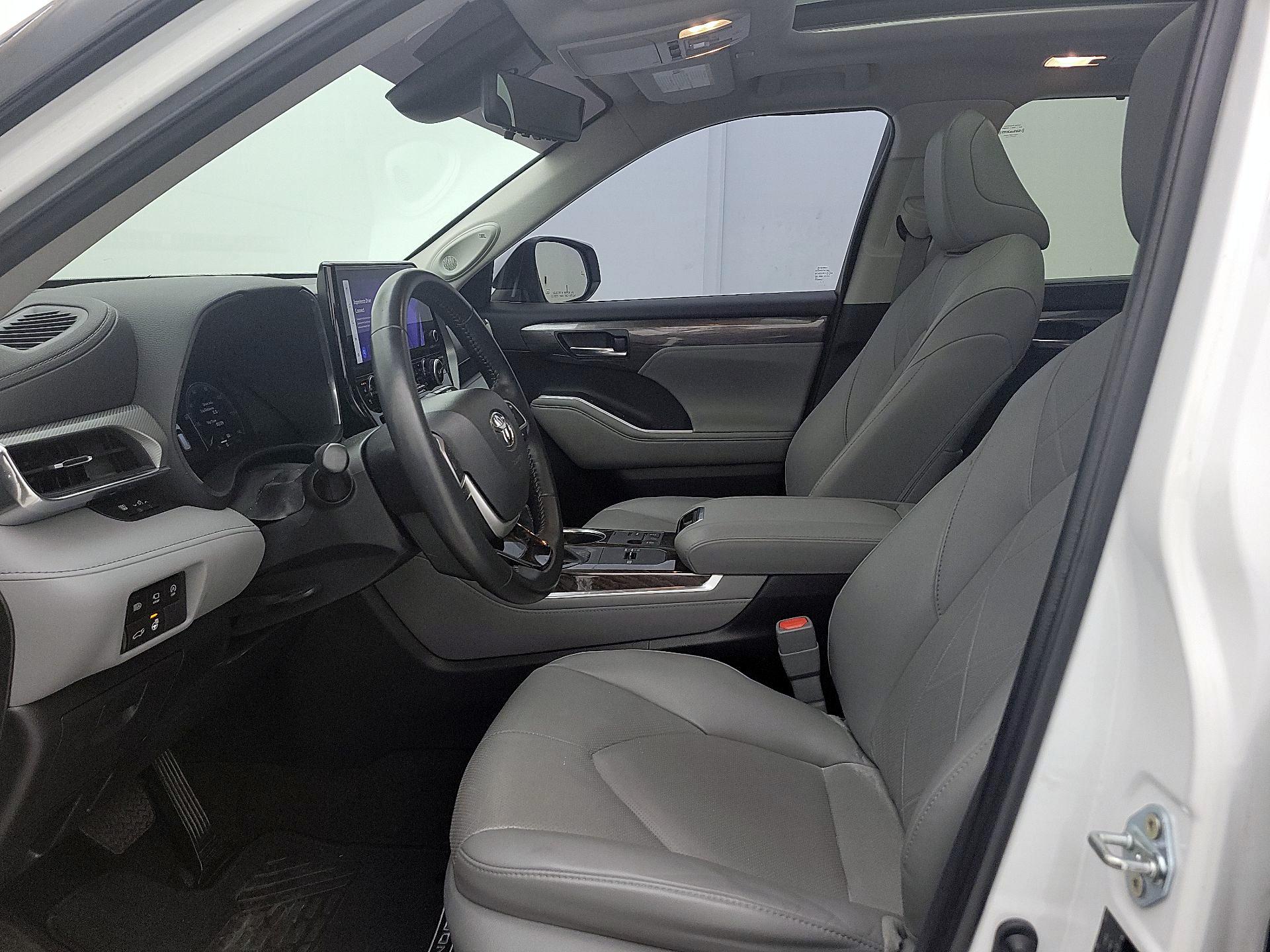 Thumbnail: 2023 Toyota Highlander - 11