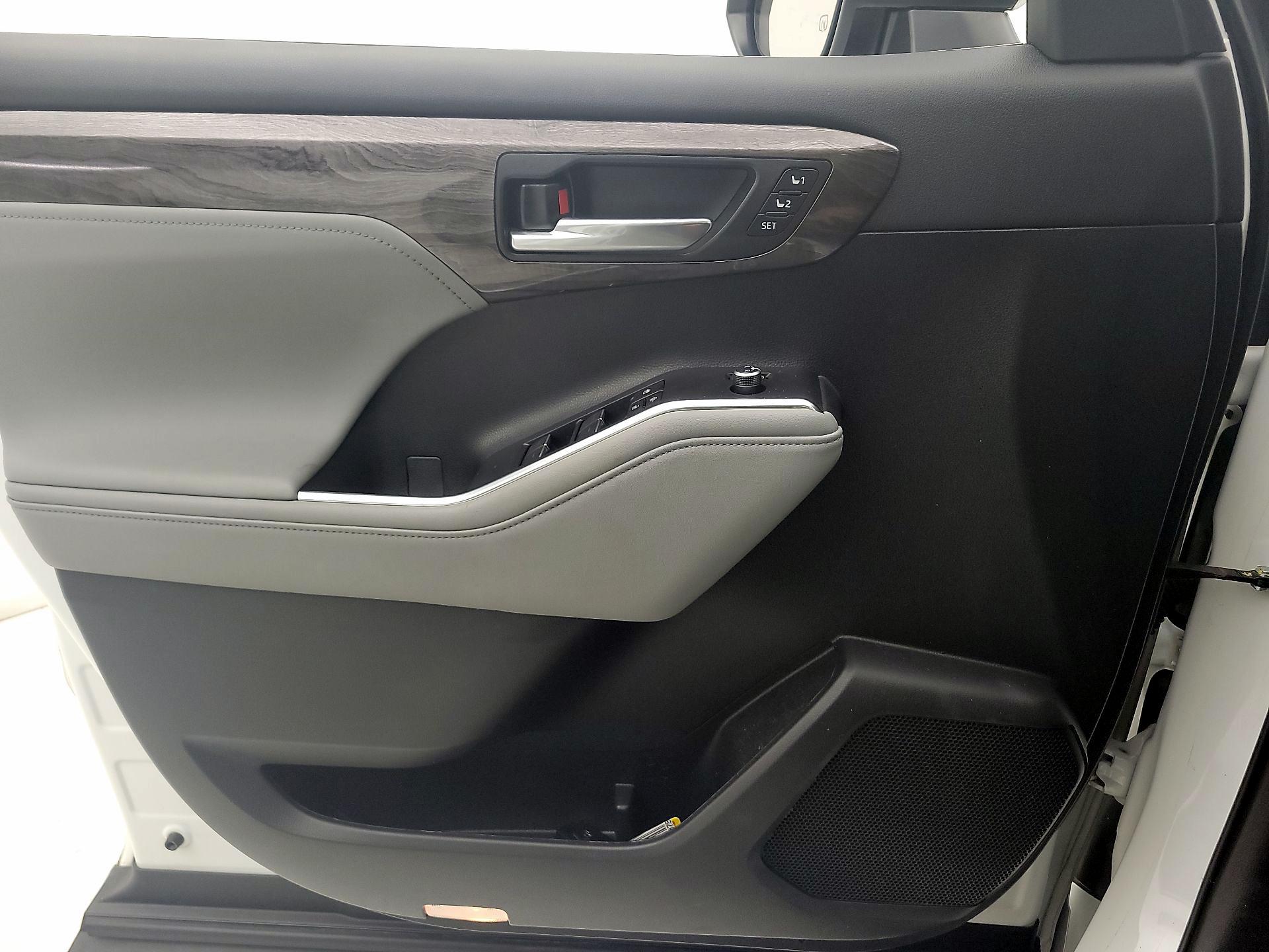 Thumbnail: 2023 Toyota Highlander - 12