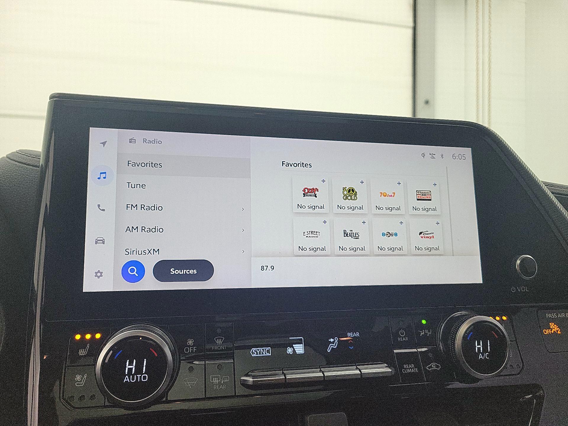 Thumbnail: 2023 Toyota Highlander - 15