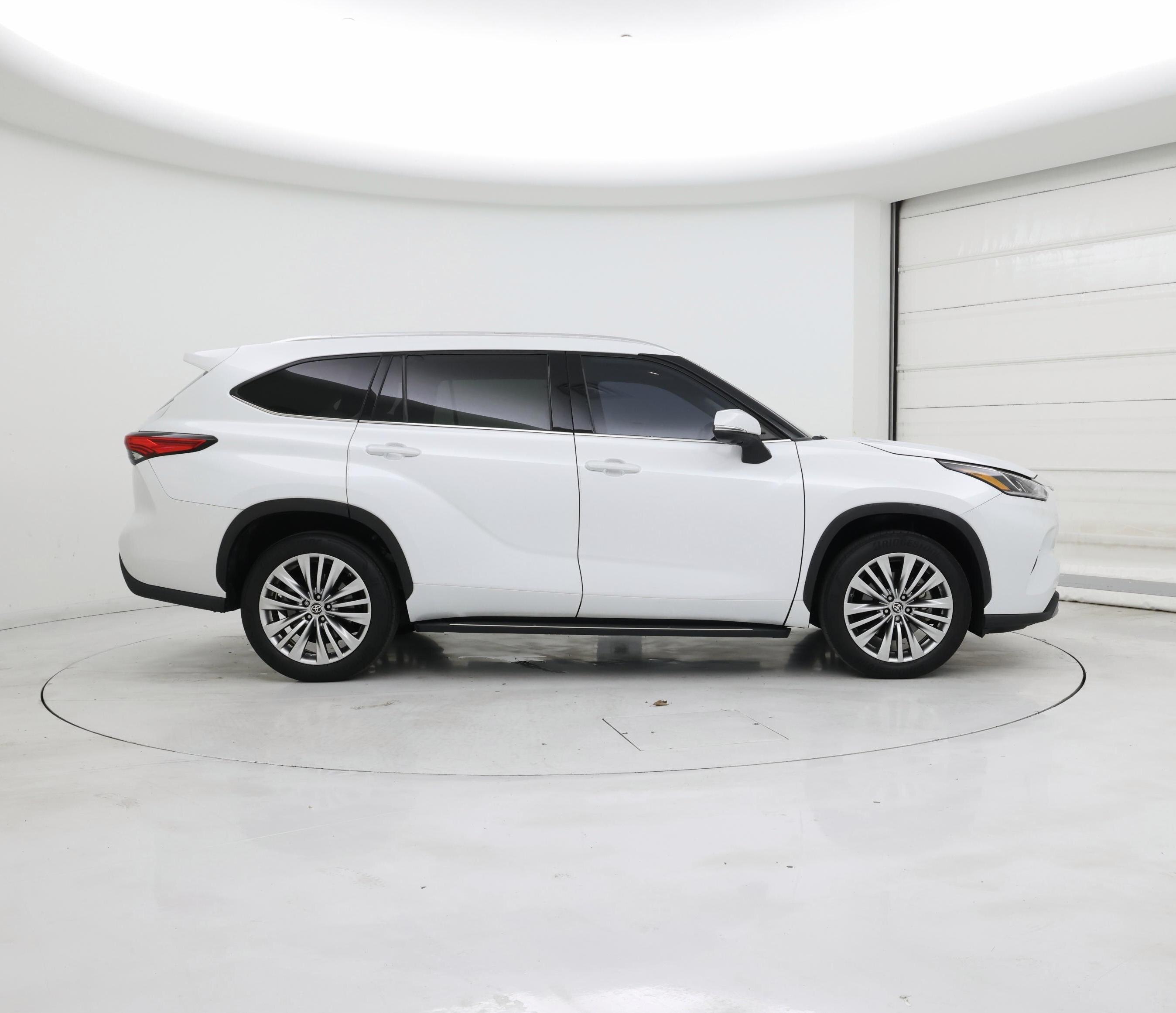 Thumbnail: 2023 Toyota Highlander - 7