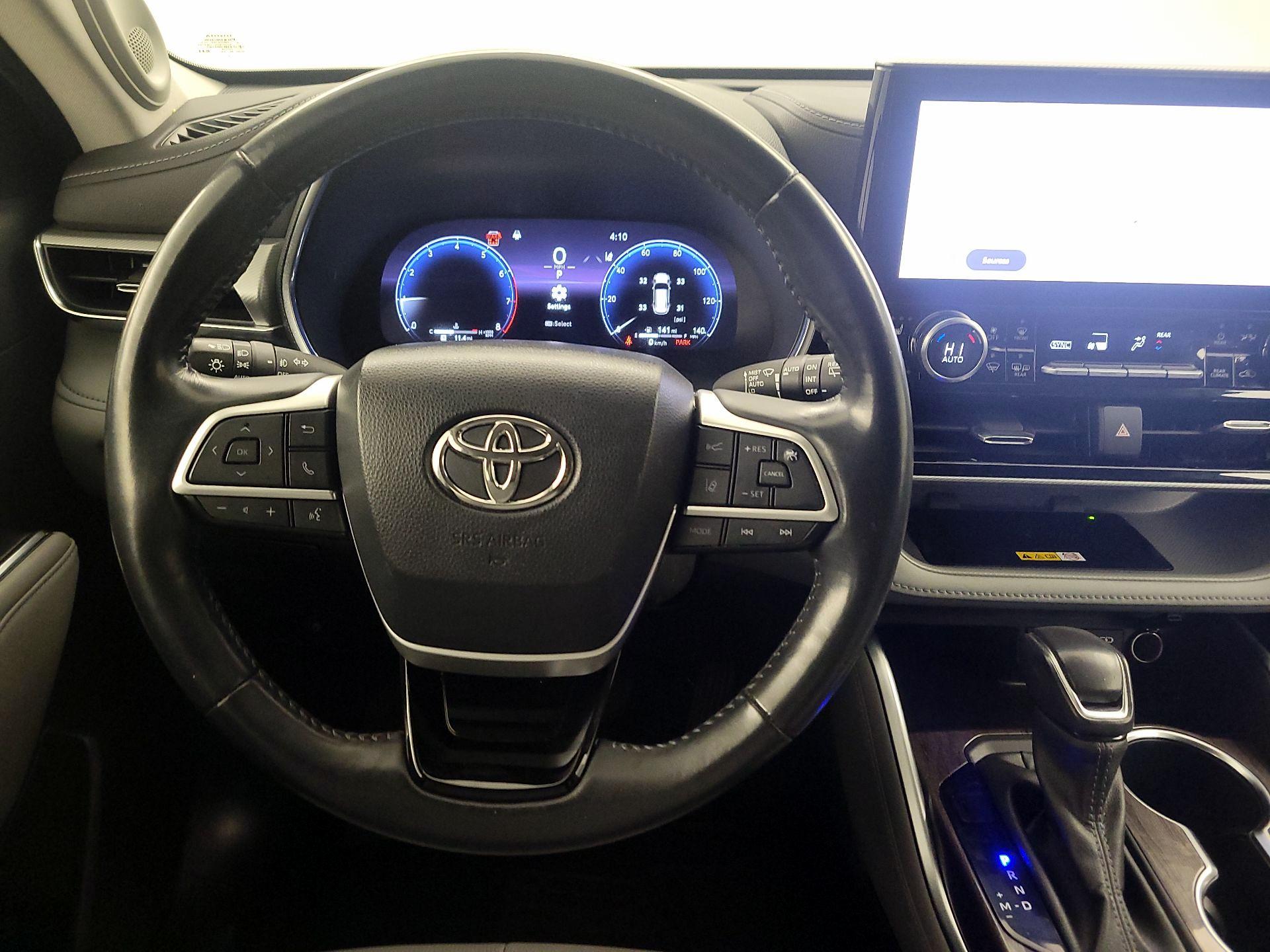 Thumbnail: 2023 Toyota Highlander - 10