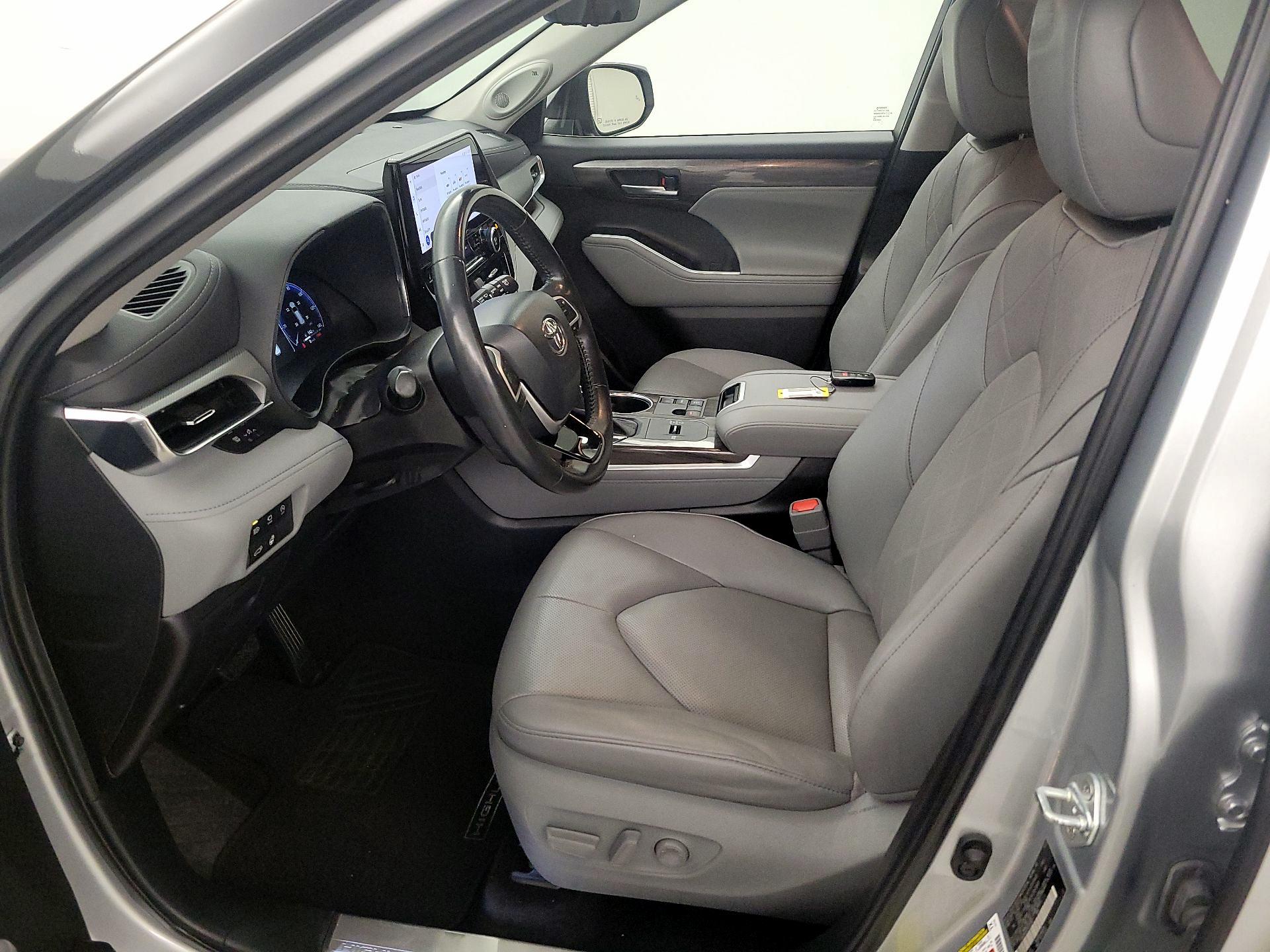 Thumbnail: 2023 Toyota Highlander - 11