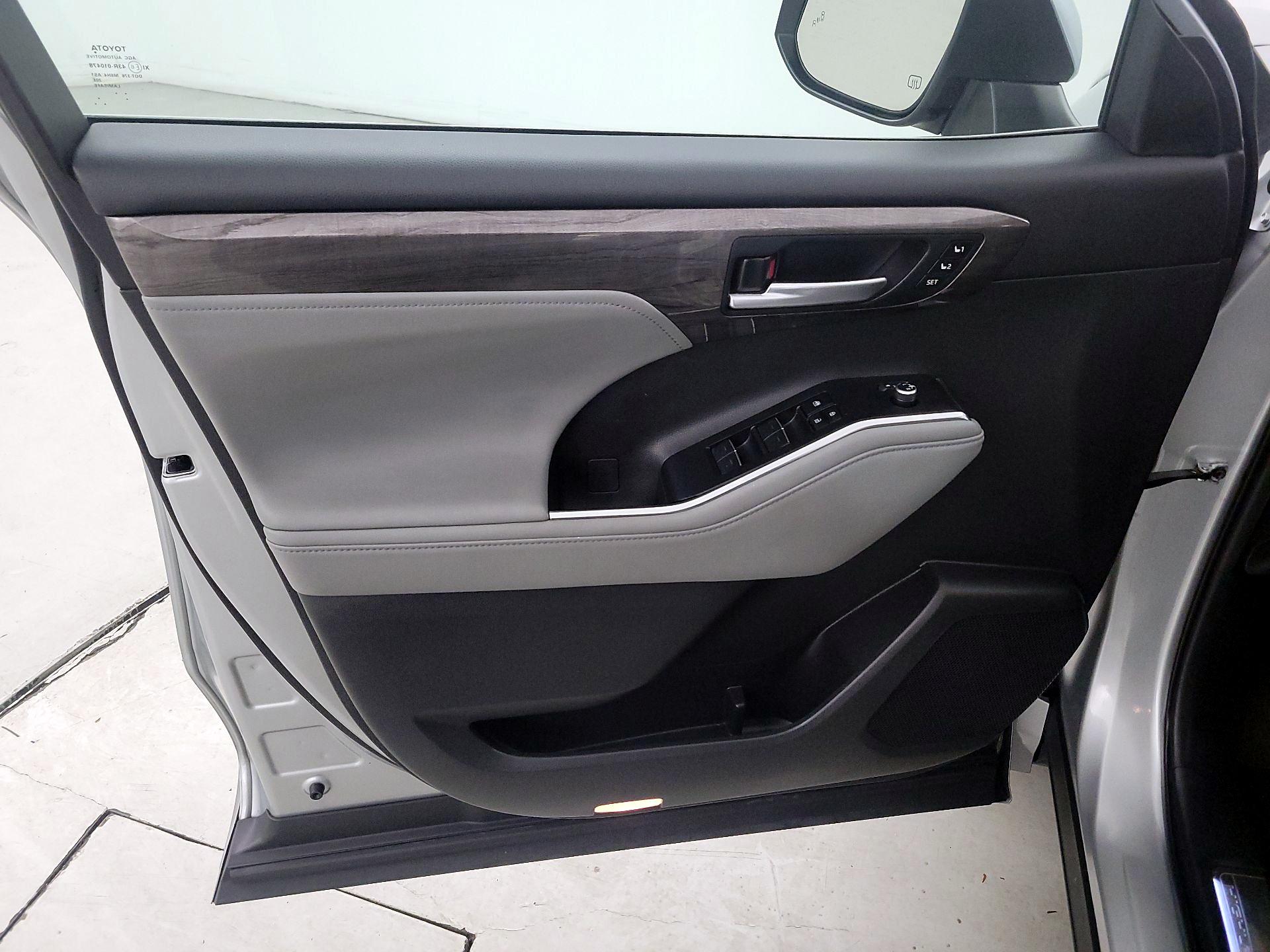 Thumbnail: 2023 Toyota Highlander - 12