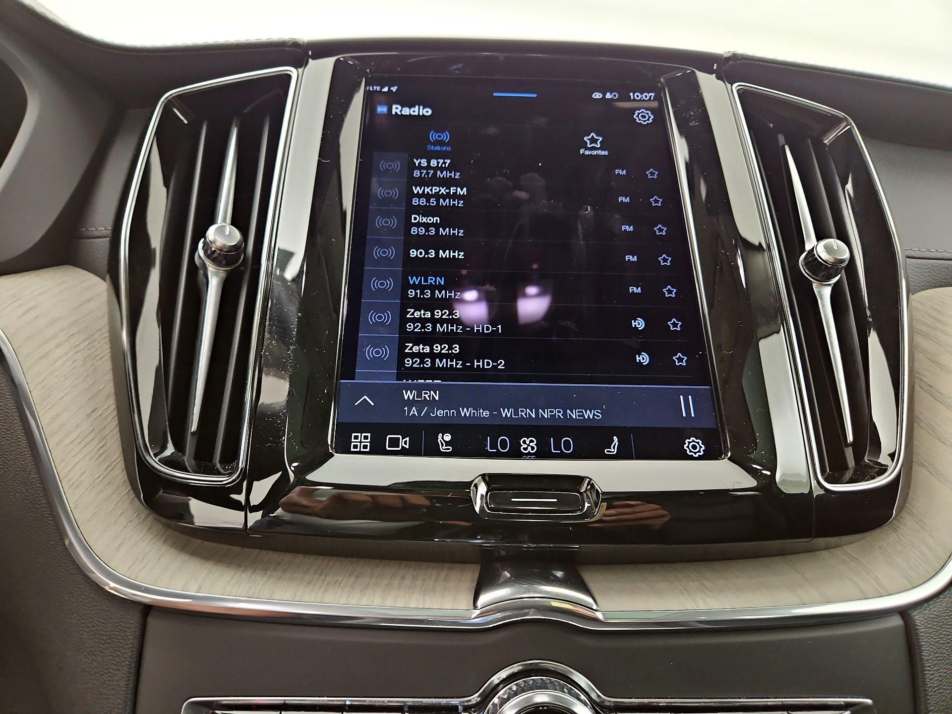 Thumbnail: 2022 Volvo XC60 - 16