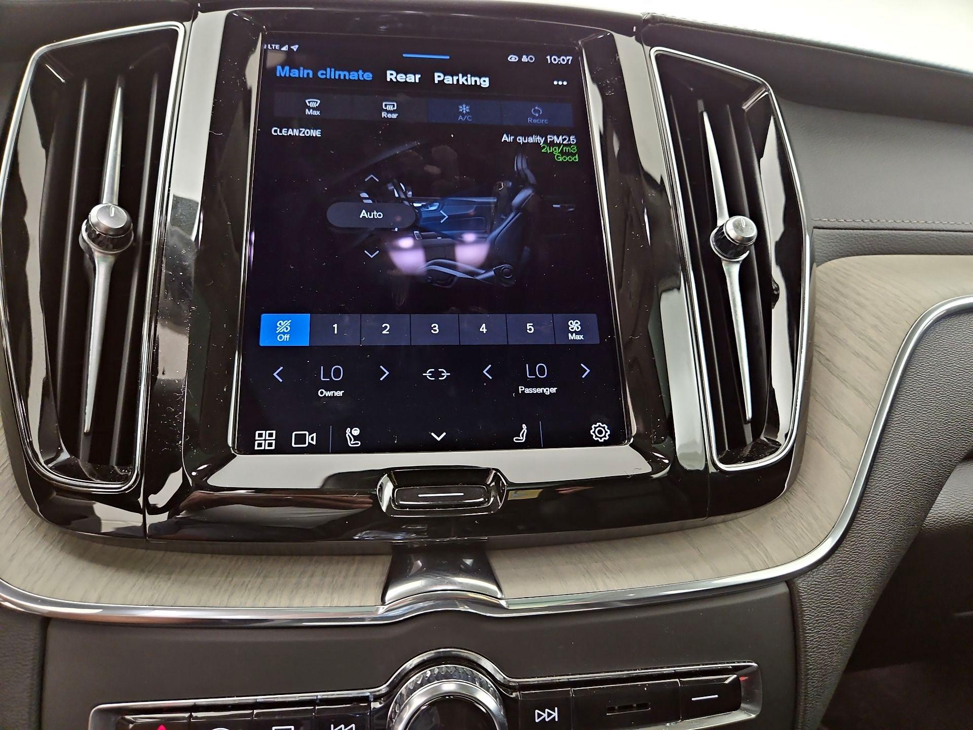 Thumbnail: 2022 Volvo XC60 - 17