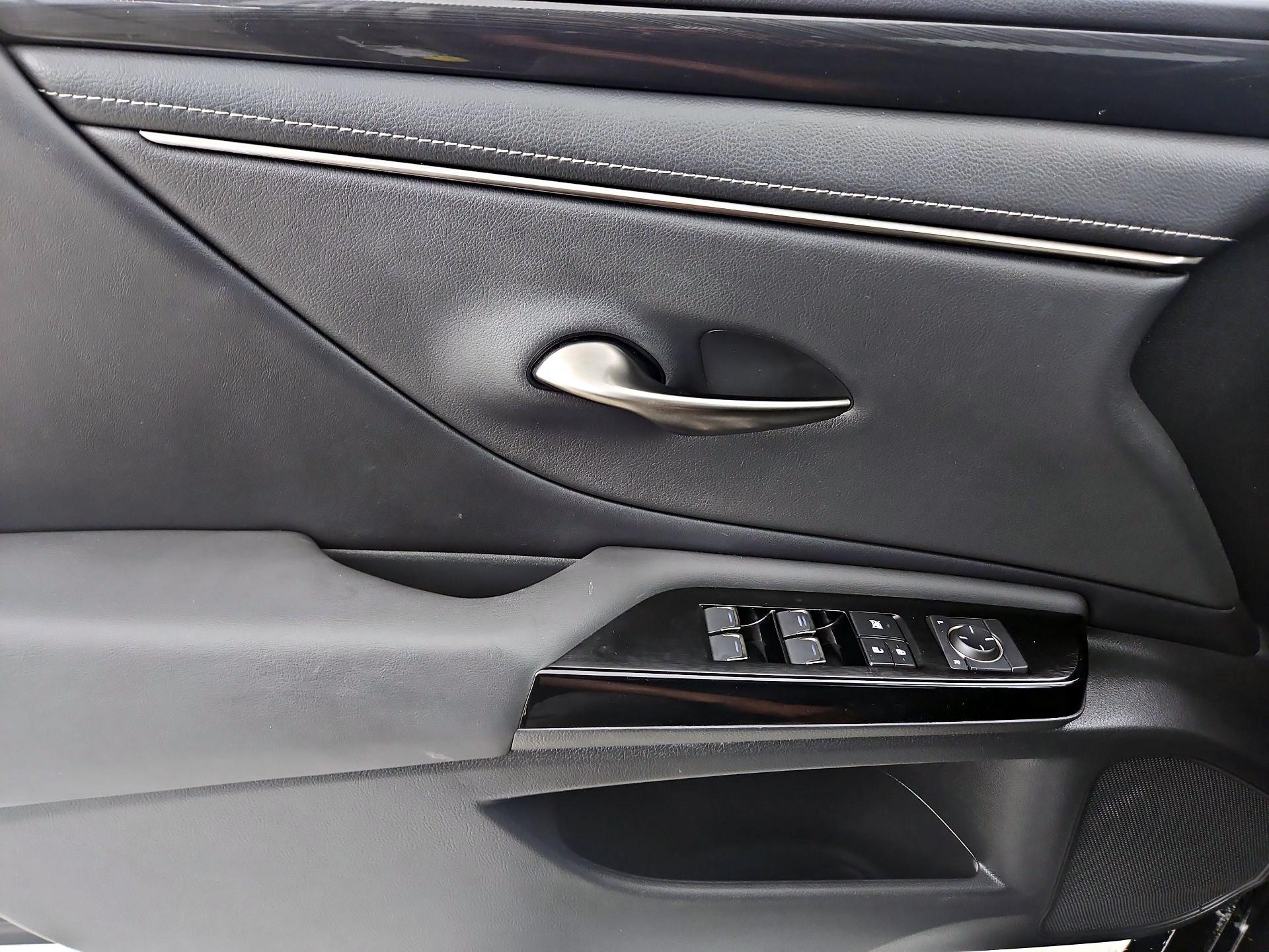 Thumbnail: 2022 Lexus ES - 12