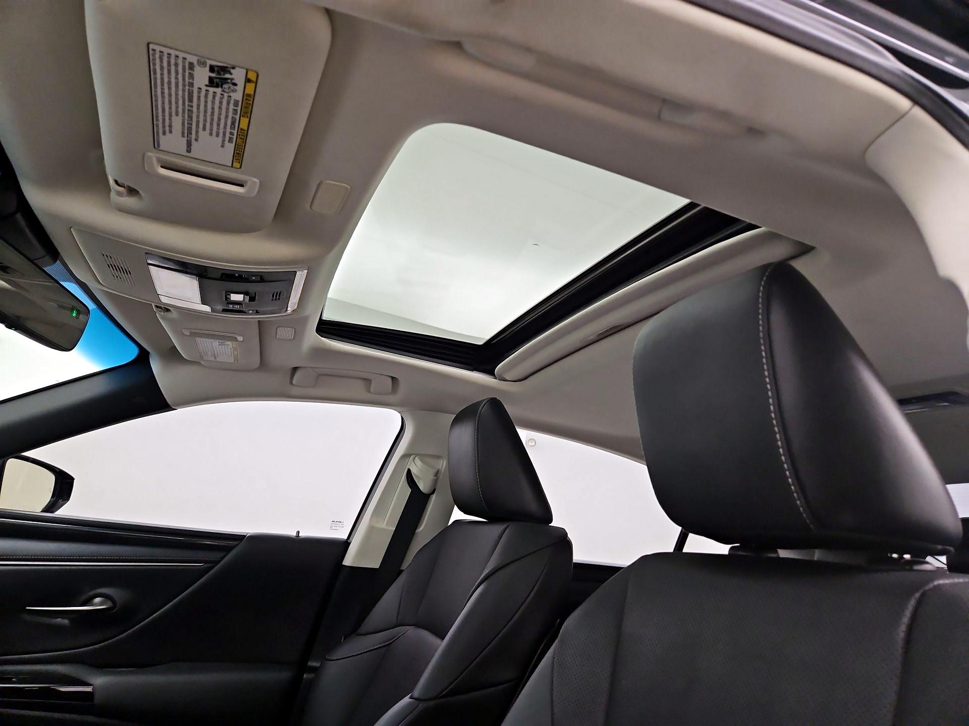 Thumbnail: 2022 Lexus ES - 19