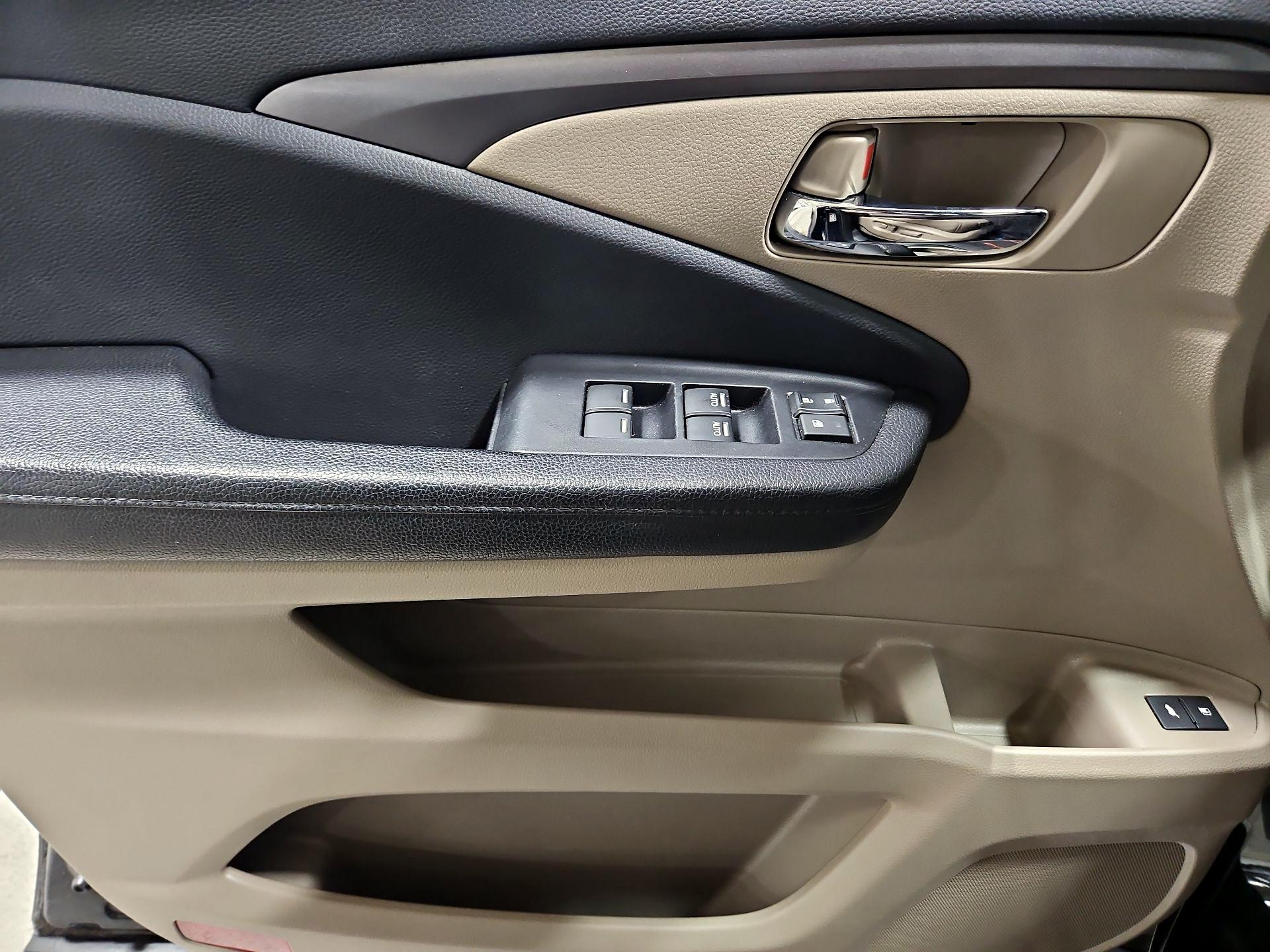 Thumbnail: 2017 Honda Pilot - 12