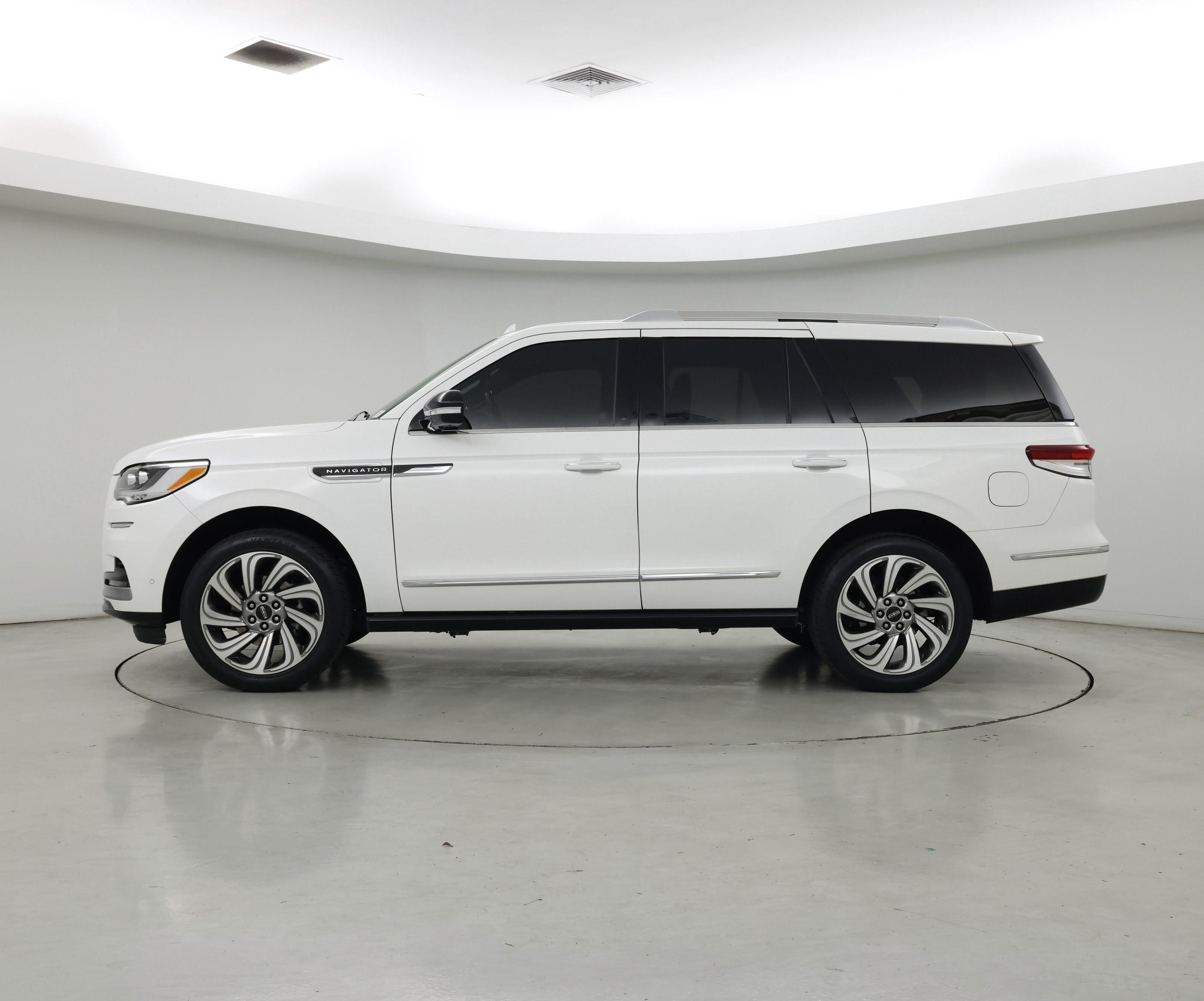 Thumbnail: 2022 Lincoln Navigator - 3